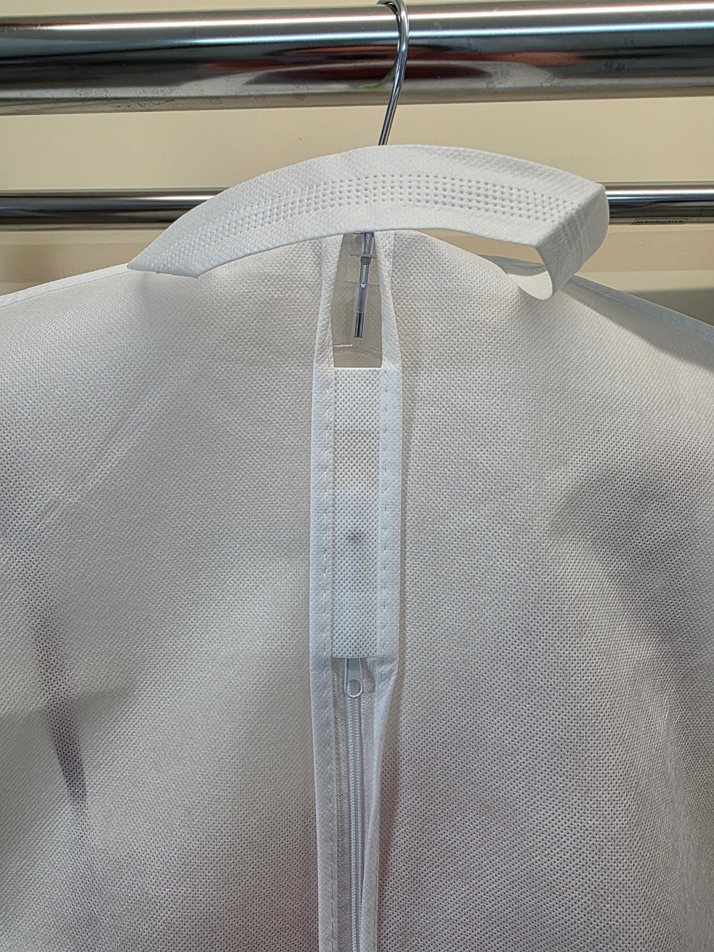 garment bag for eveningdresses or bridal dresses in white or black color