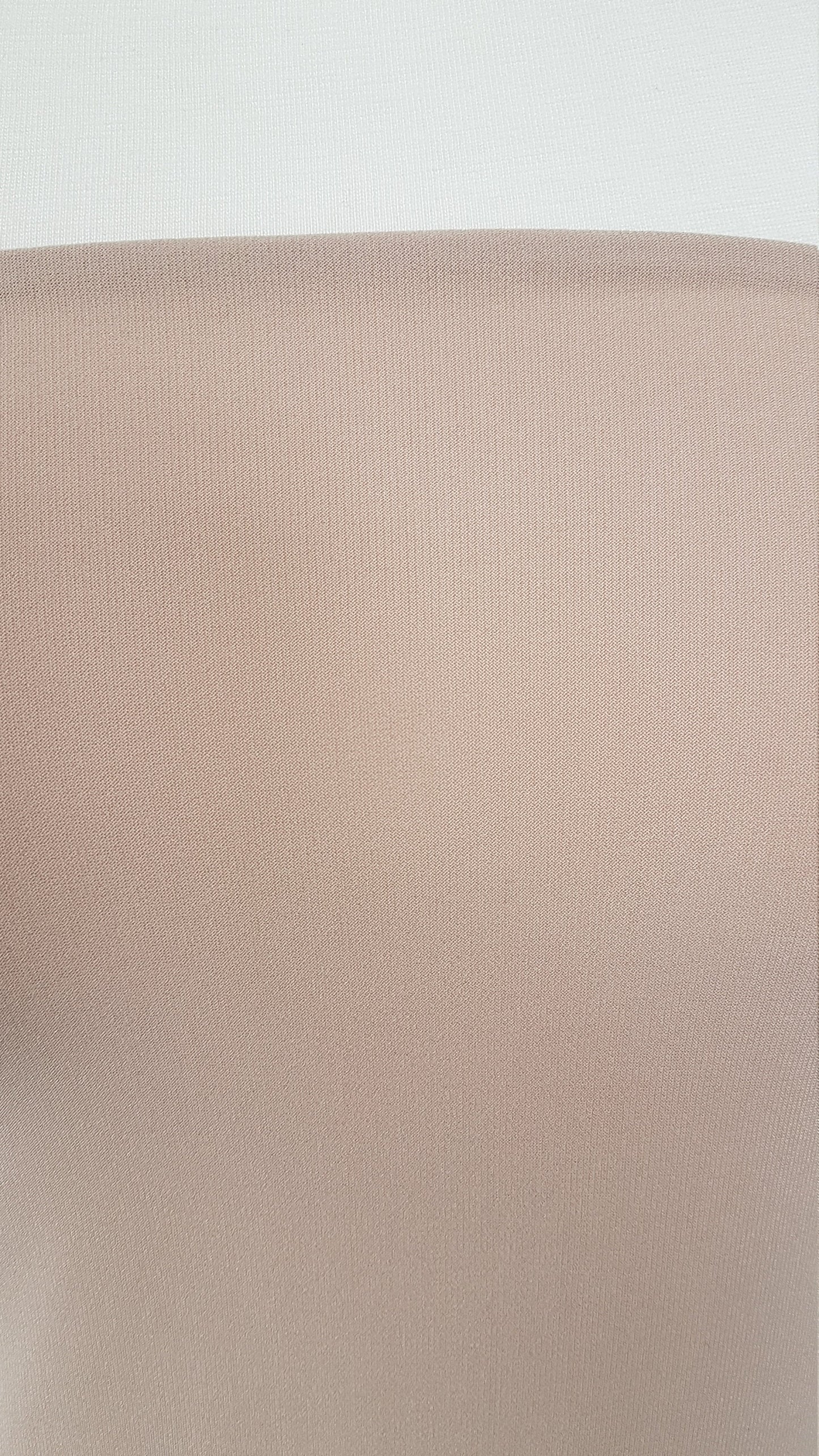 Elastischer Netzstoff in Hautfarbe oder hellbeige, stark bi-elastisch für Netzeinsätze an Kleidern, Abendgarderobe oder Tanzkostüm
