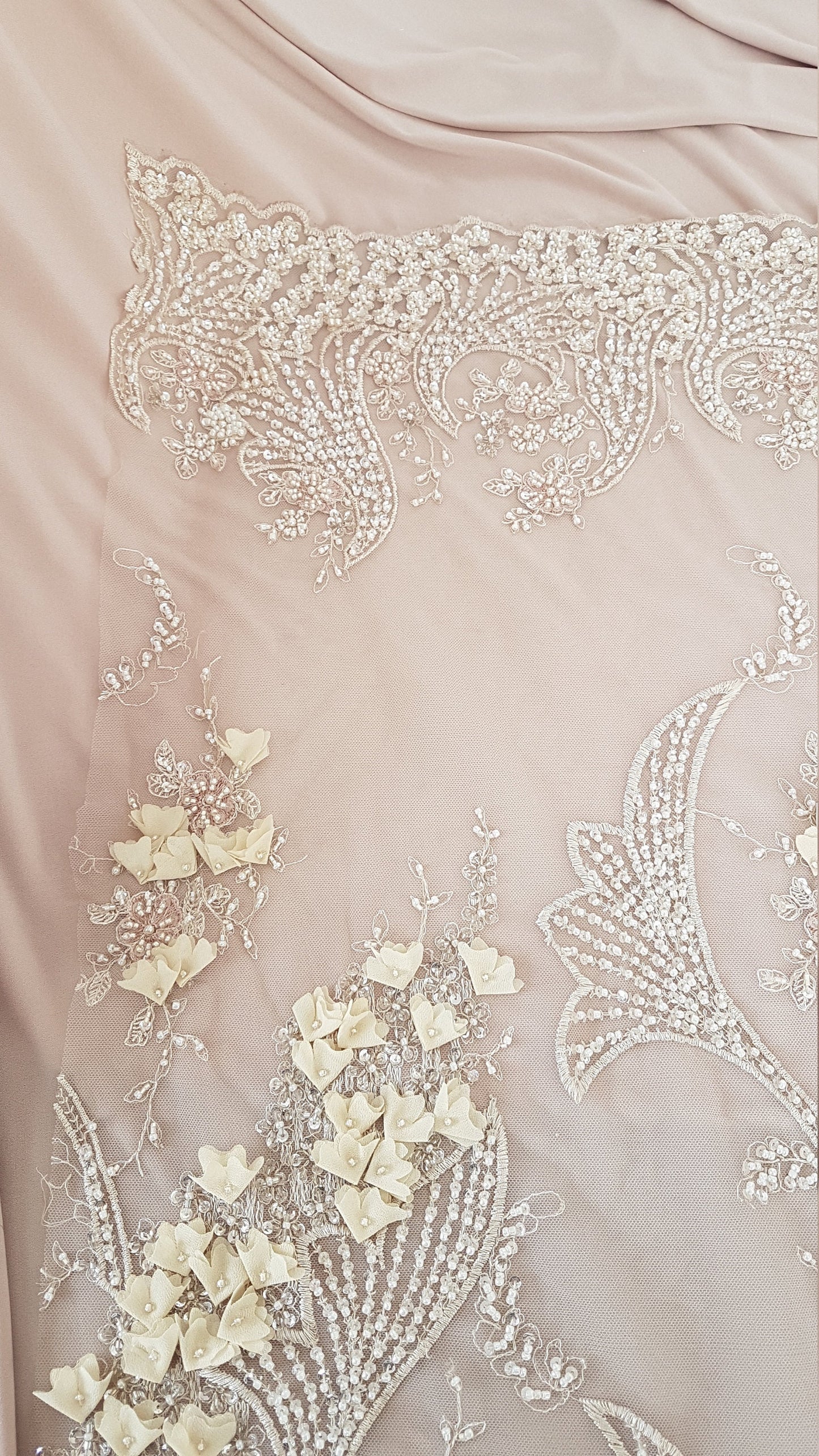 Elastischer Netzstoff in Hautfarbe oder hellbeige, stark bi-elastisch für Netzeinsätze an Kleidern, Abendgarderobe oder Tanzkostüm