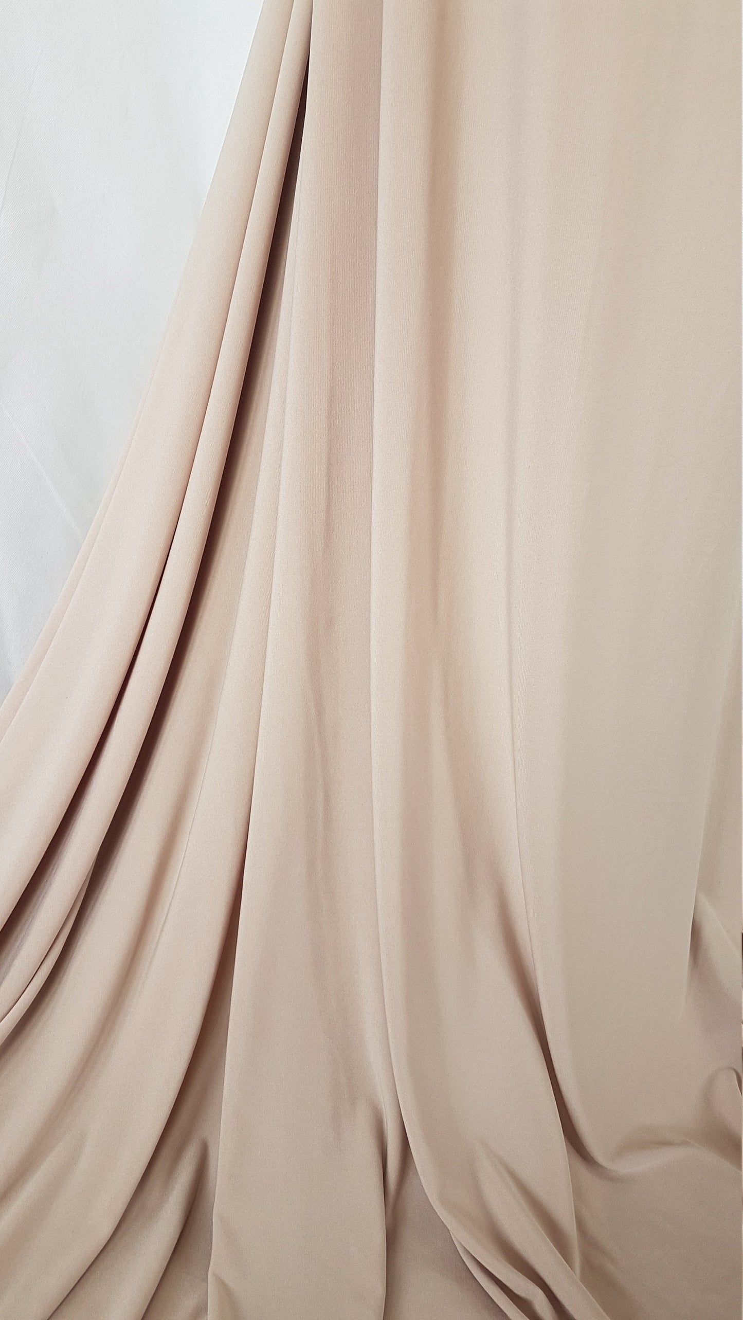 Elastischer Netzstoff in Hautfarbe oder hellbeige, stark bi-elastisch für Netzeinsätze an Kleidern, Abendgarderobe oder Tanzkostüm