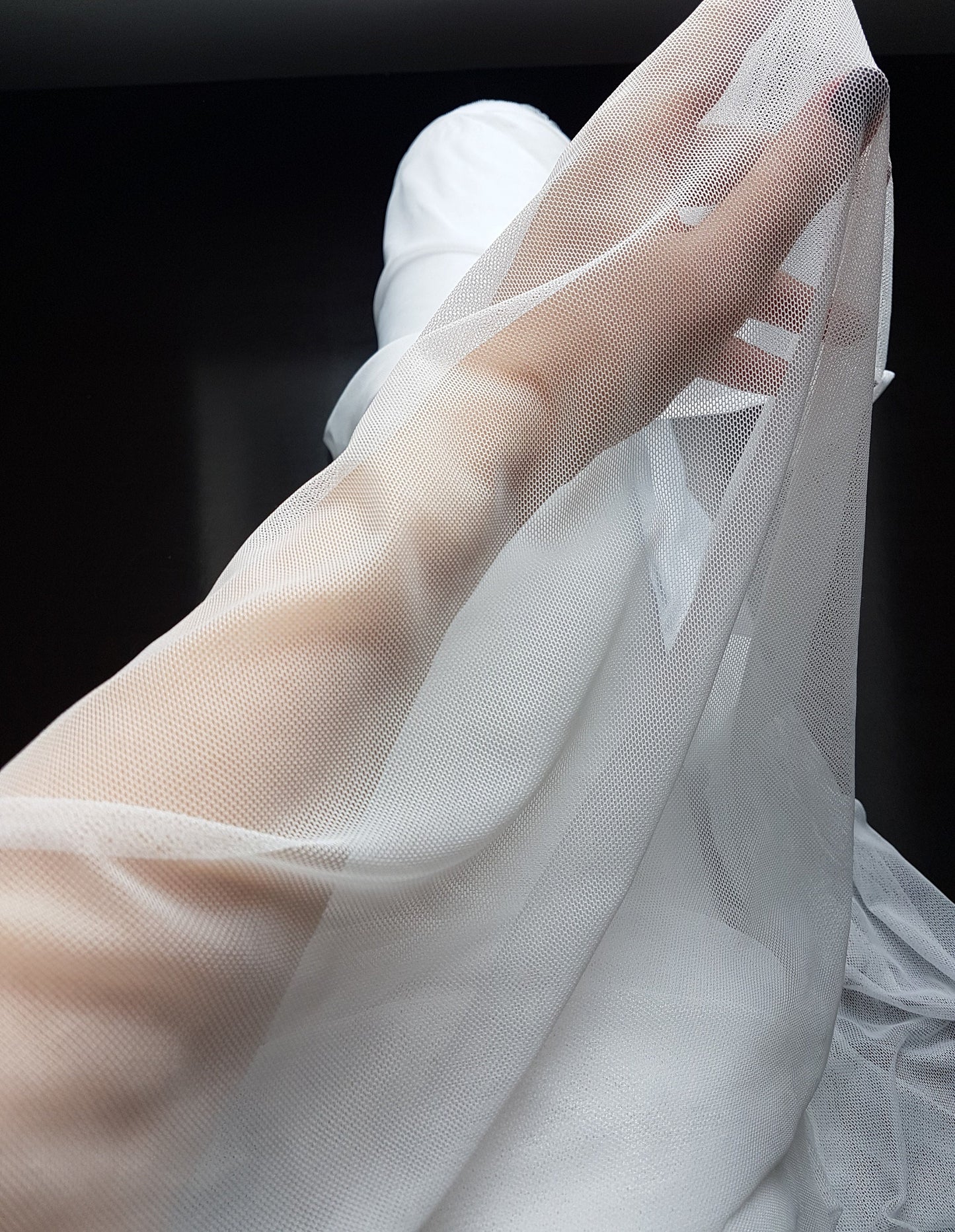 Elastischer Mesh Stoff in Hautfarbe oder Weiß, 4-Wege-Stretch für Mesheinsätze an Kleidern, Abendkleidern oder Tanzkostümen
