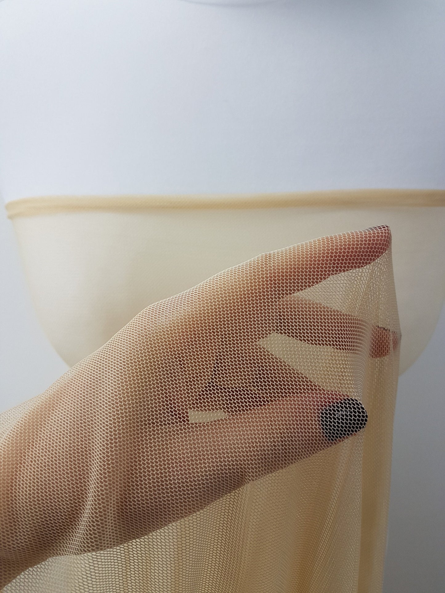 Elastischer Mesh Stoff in Hautfarbe oder Weiß, 4-Wege-Stretch für Mesheinsätze an Kleidern, Abendkleidern oder Tanzkostümen
