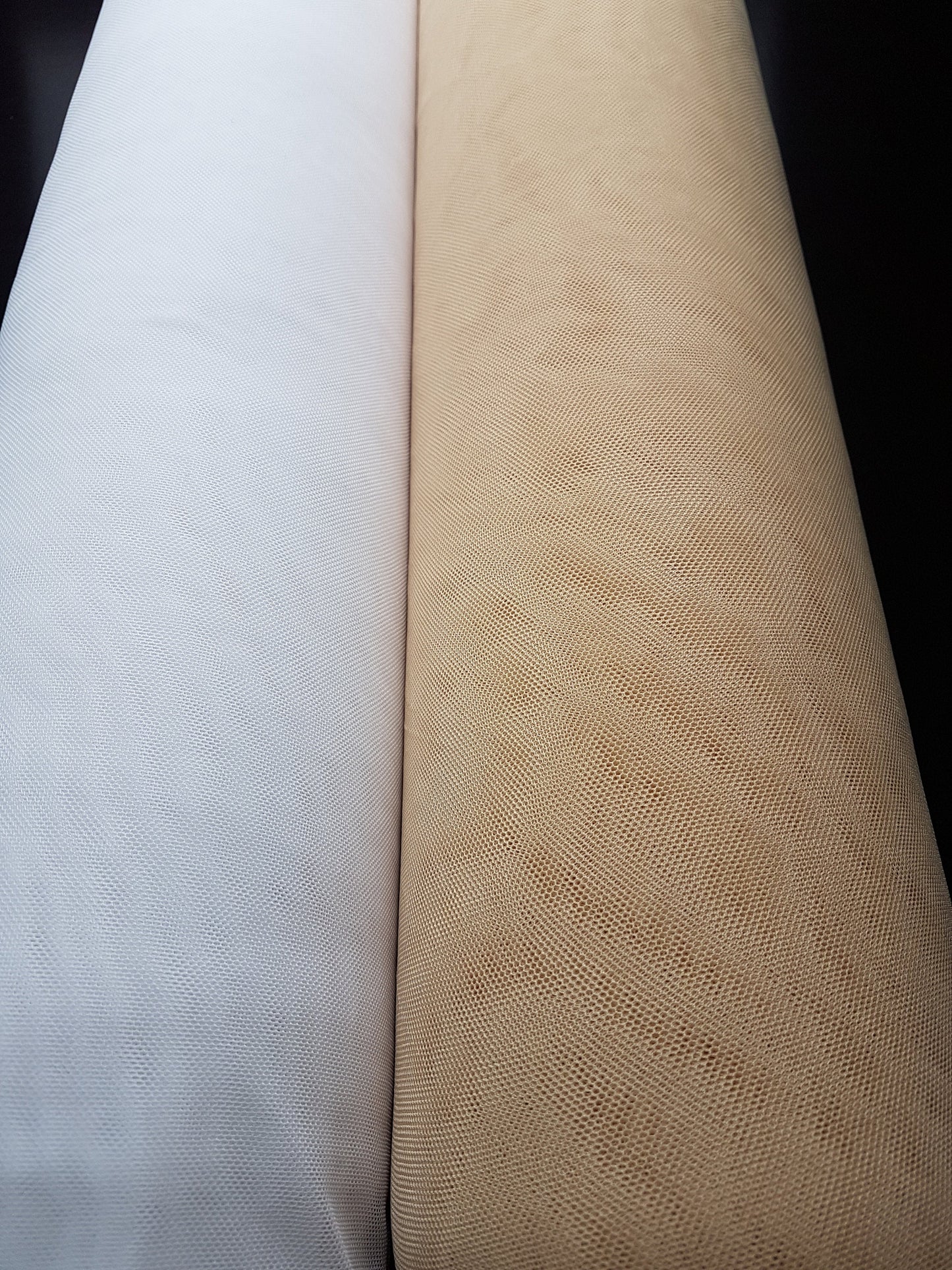 Elastischer Mesh Stoff in Hautfarbe oder Weiß, 4-Wege-Stretch für Mesheinsätze an Kleidern, Abendkleidern oder Tanzkostümen