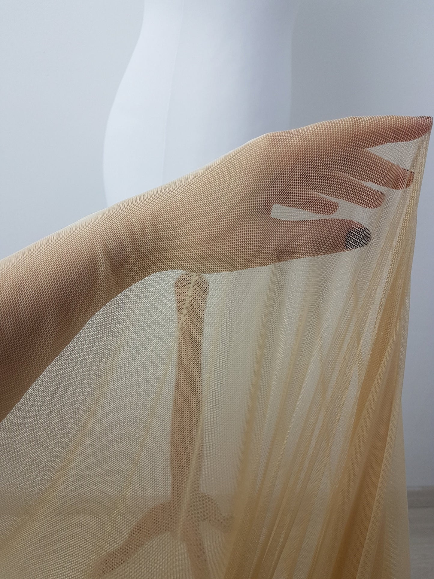 Elastischer Mesh Stoff in Hautfarbe oder Weiß, 4-Wege-Stretch für Mesheinsätze an Kleidern, Abendkleidern oder Tanzkostümen