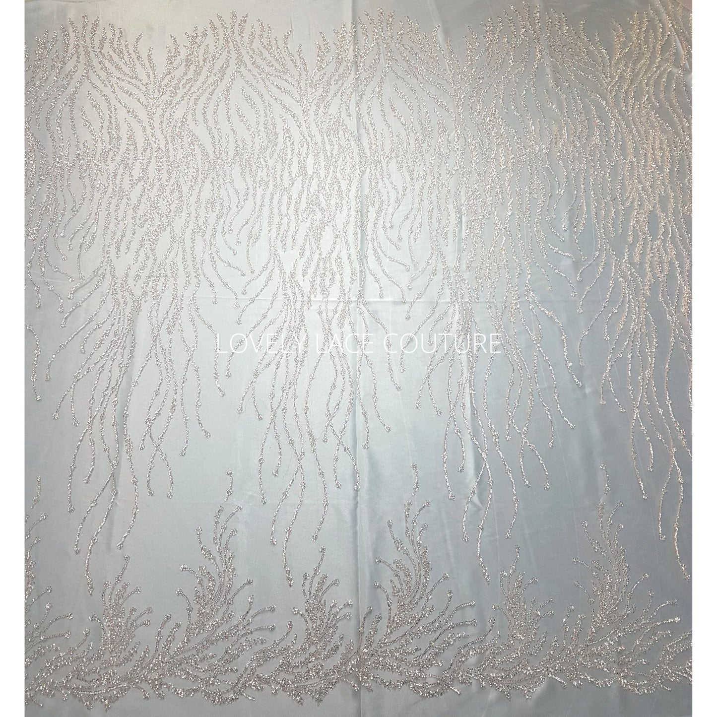 Schöne funkelnde Brautspitze in weiß mit silbernen Stiftperlen und transparenten Pailletten, Hochzeitspitze, glänzende Spitze LL-1450