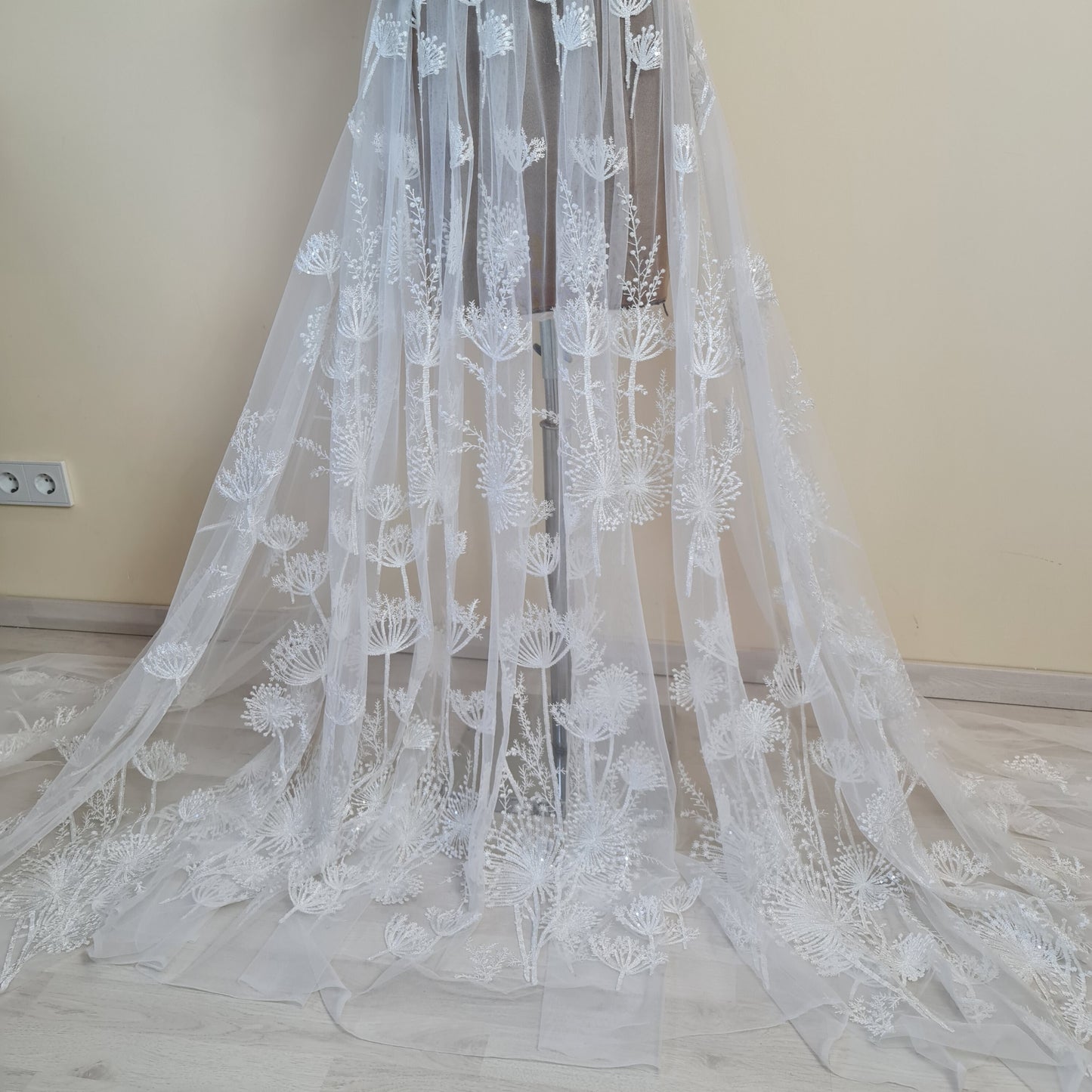 LL-1491 Beautiful lace fabric with dandelion design, lace per metre, wedding dress lace fabric in off-white color
