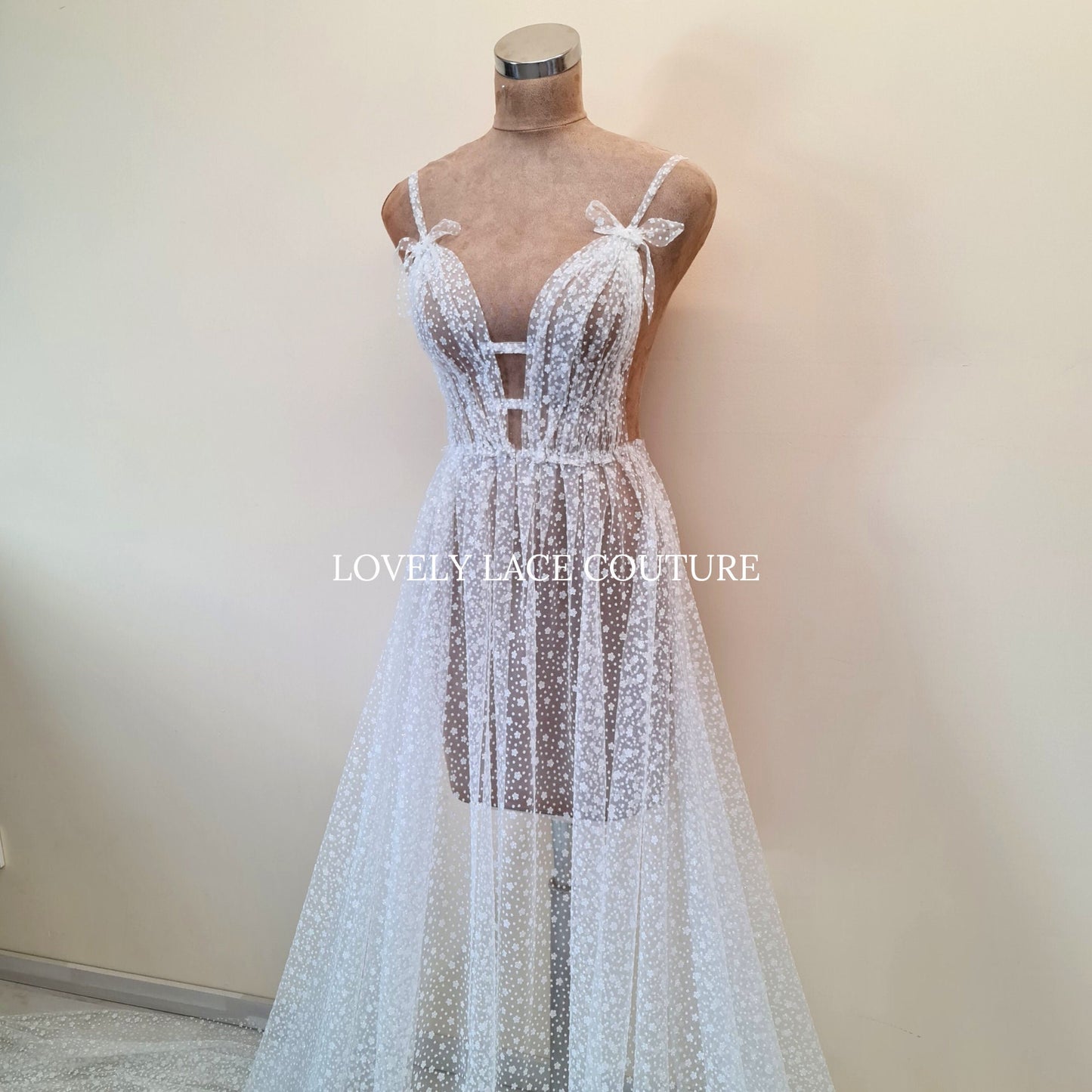 LL-1524, 1,5 Meter breit, weicher Glitter Tüll Stoff mit Blumen in weiß für Brautschleier und Hochzeitskleider