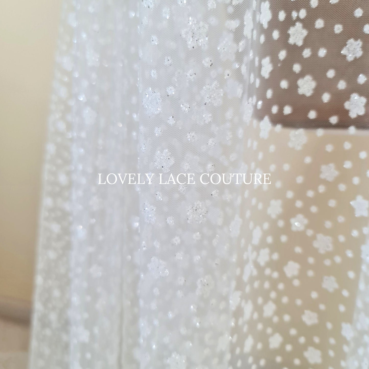 LL-1524, 1,5 Meter breit, weicher Glitter Tüll Stoff mit Blumen in weiß für Brautschleier und Hochzeitskleider