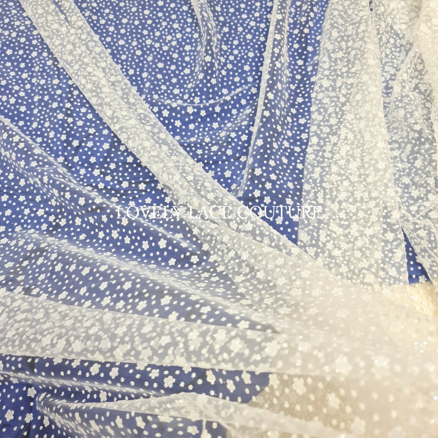 LL-1524, 1,5 Meter breit, weicher Glitter Tüll Stoff mit Blumen in weiß für Brautschleier und Hochzeitskleider