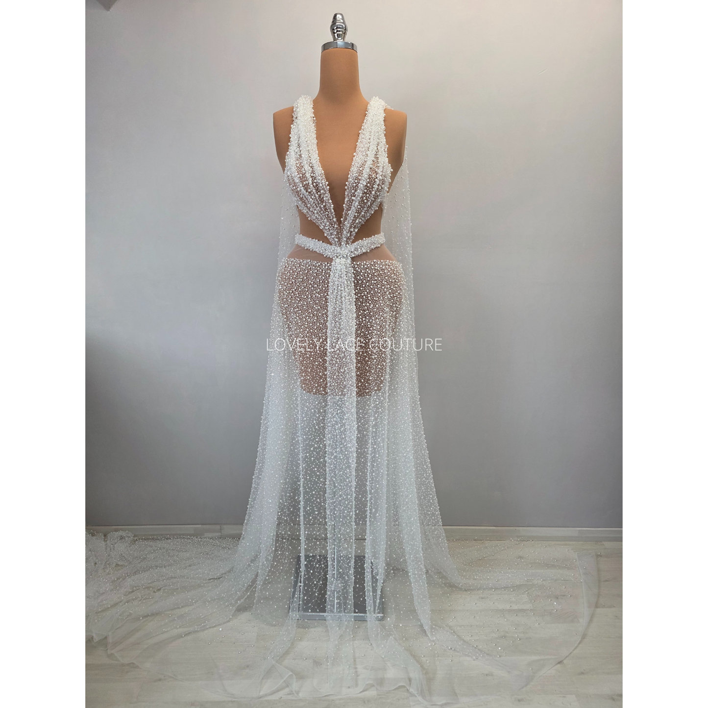 hourglass-shaped dress form, ideal for draping and presenting design ideas
