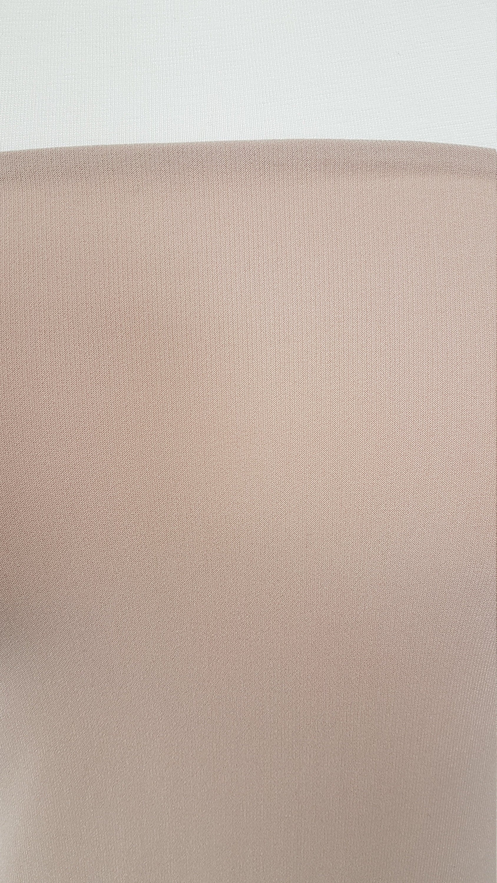 Elastischer Netzstoff in Hautfarbe oder hellbeige, stark bi-elastisch für Netzeinsätze an Kleidern, Abendgarderobe oder Tanzkostüm