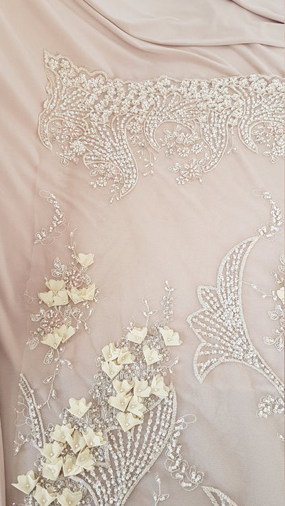 Elastischer Netzstoff in Hautfarbe oder hellbeige, stark bi-elastisch für Netzeinsätze an Kleidern, Abendgarderobe oder Tanzkostüm
