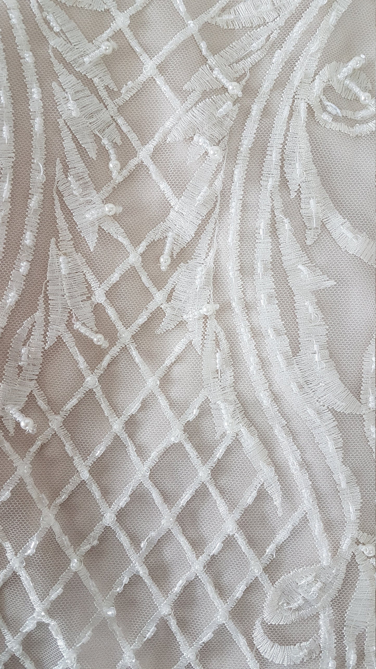Elastischer Netzstoff in Hautfarbe oder hellbeige, stark bi-elastisch für Netzeinsätze an Kleidern, Abendgarderobe oder Tanzkostüm