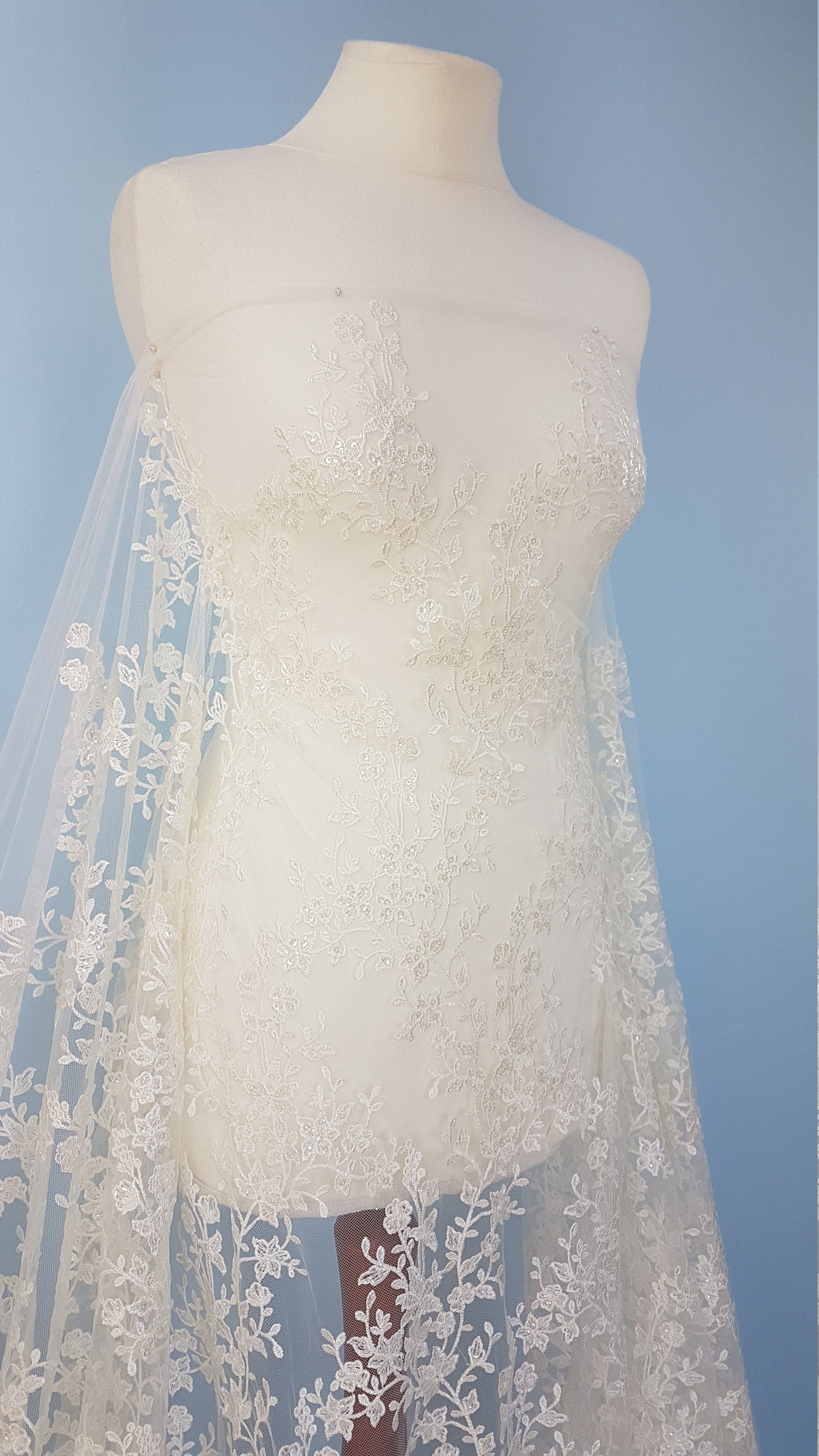 Blumen Spitzen Stoff mit transparenten Pailletten, Hochzeitsspitze, Brautspitze, Stickerei Spitze Stoff LL-1182