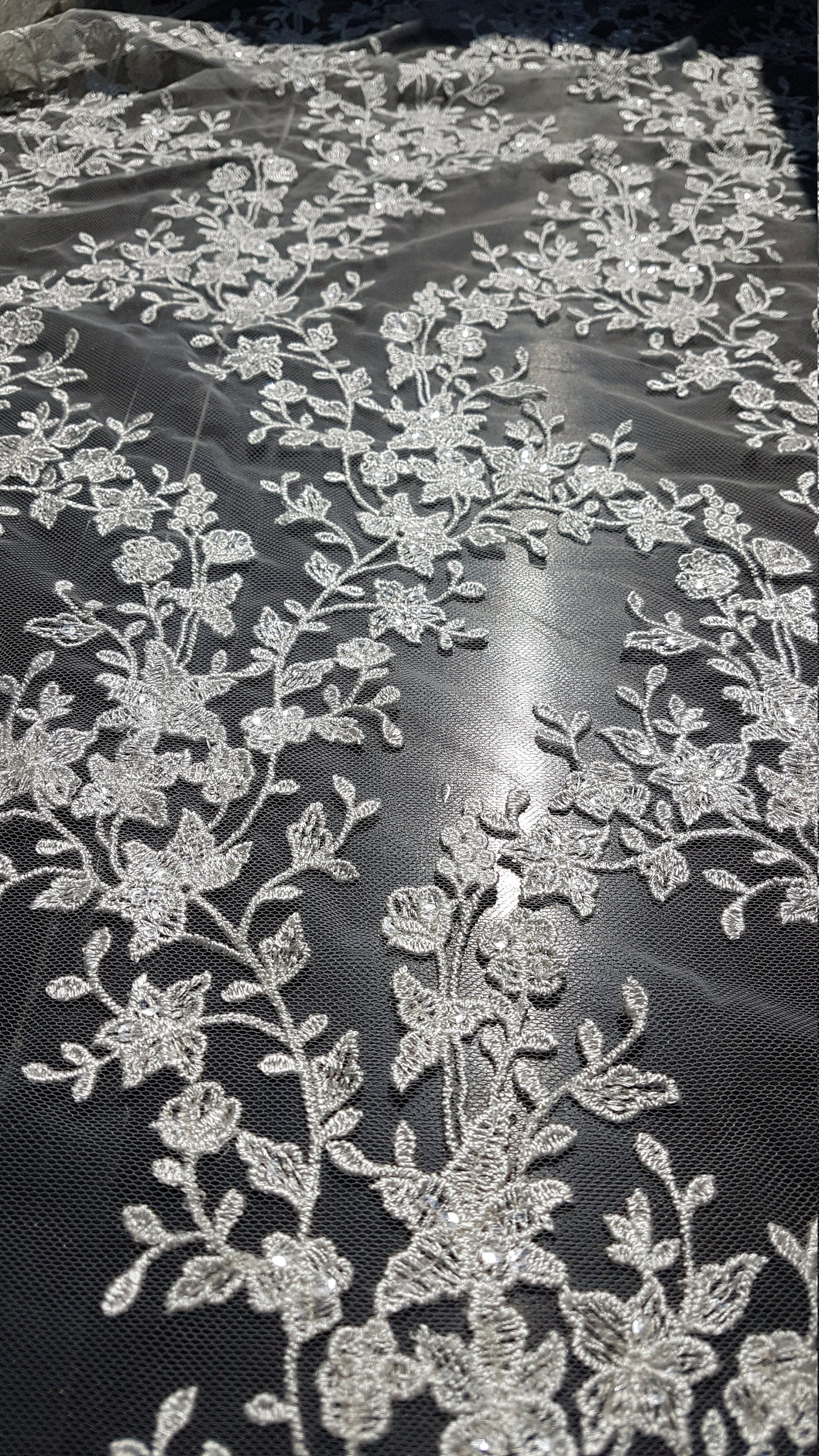 Blumen Spitzen Stoff mit transparenten Pailletten, Hochzeitsspitze, Brautspitze, Stickerei Spitze Stoff LL-1182