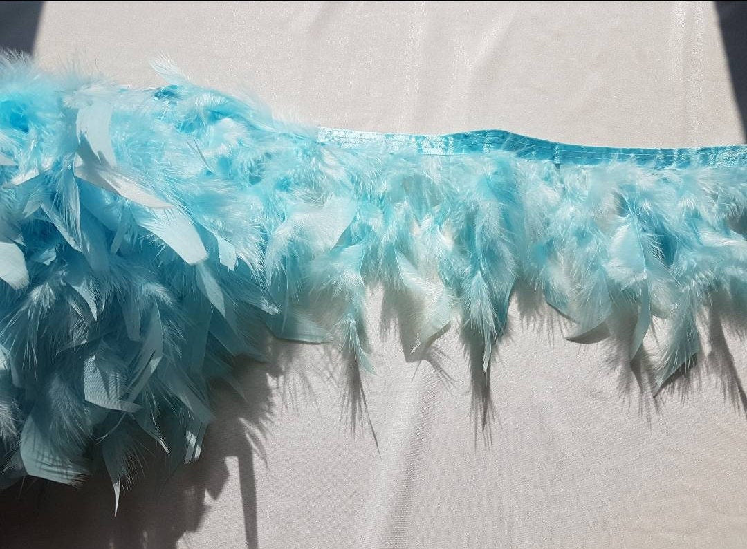 Weiche und fluffige Federn, Federbordüre, Federborte, Federband in mehreren Farben, hohe Qualität