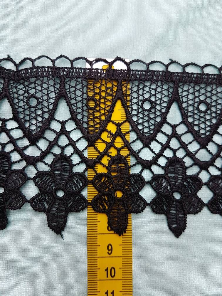 Spitzenbänder in off-white und schwarz, Spitzenbesatz, Spitzenbordüre, Häkelspitze, Dekoration, Kleider, Brautkleider, Abendkleider