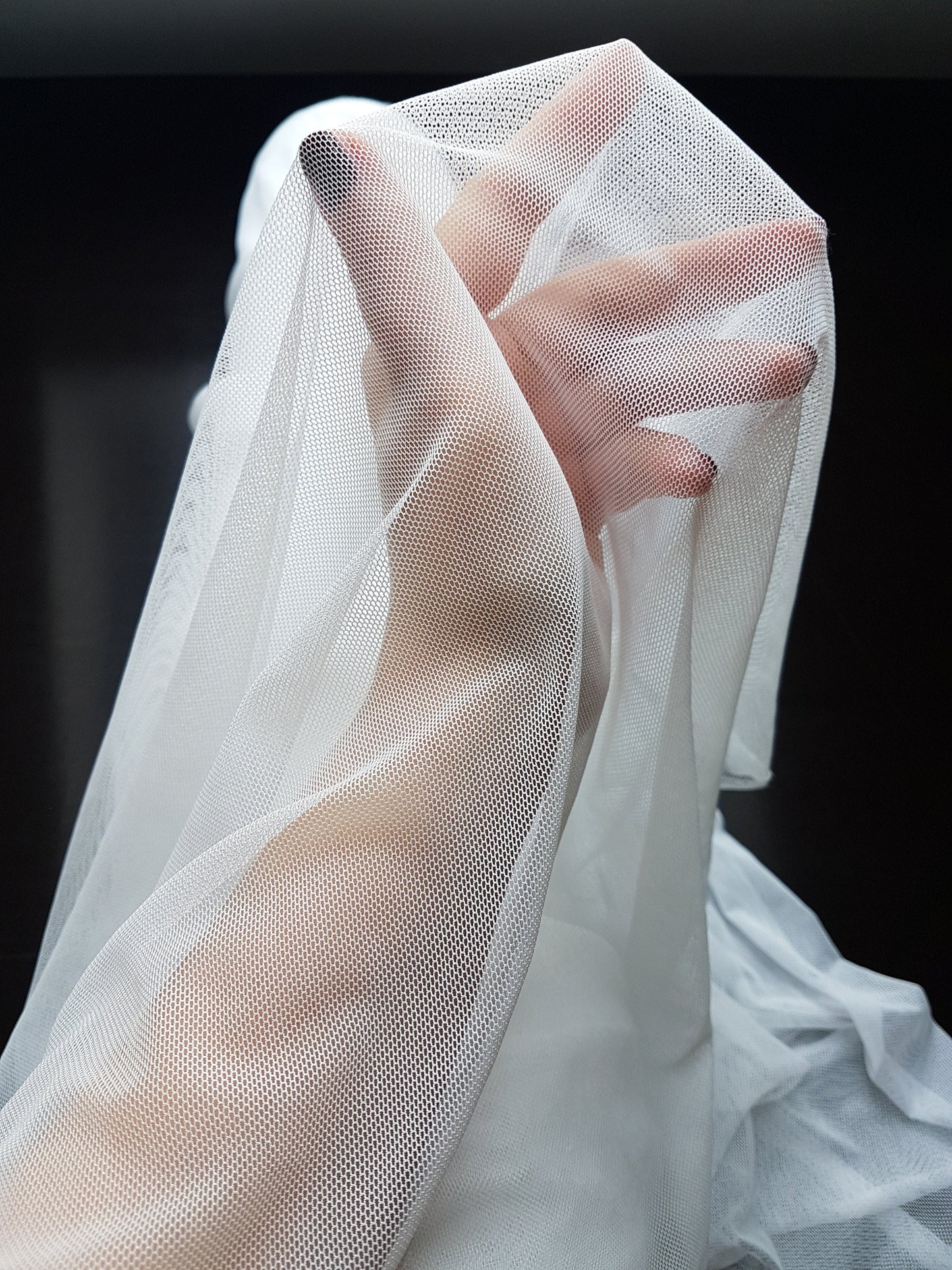 Elastischer Mesh Stoff in Hautfarbe oder Weiß, 4-Wege-Stretch für Mesheinsätze an Kleidern, Abendkleidern oder Tanzkostümen