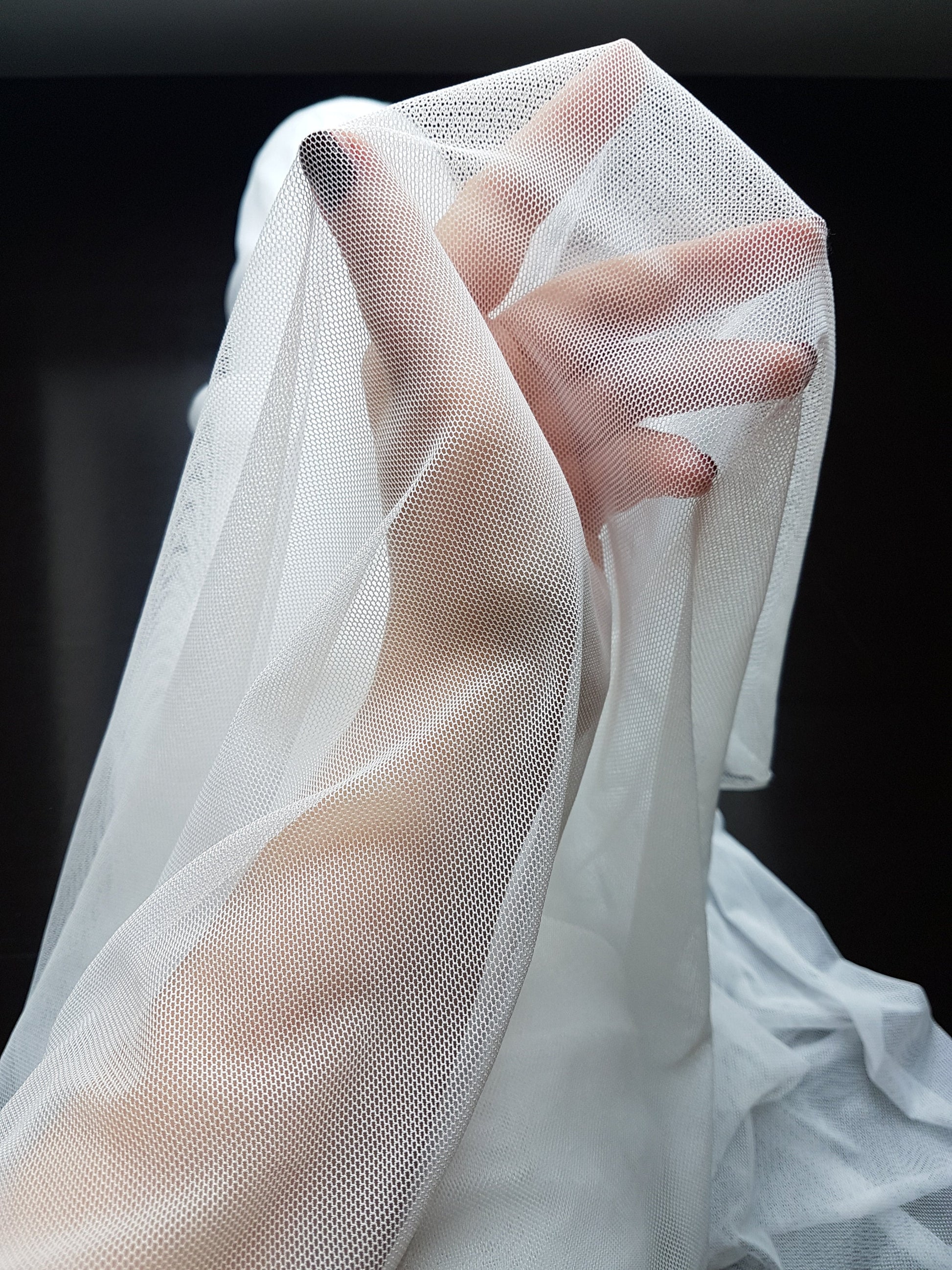 Elastischer Mesh Stoff in Hautfarbe oder Weiß, 4-Wege-Stretch für Mesheinsätze an Kleidern, Abendkleidern oder Tanzkostümen