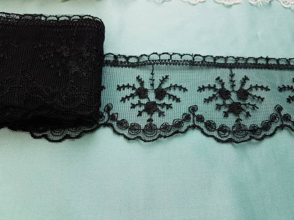 Spitzenbänder in off-white und schwarz, Spitzenbesatz, Spitzenbordüre, Häkelspitze, Dekoration, Kleider, Brautkleider, Abendkleider