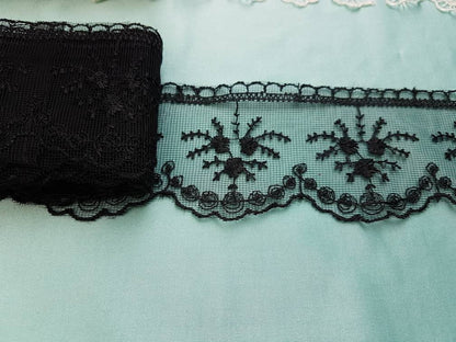 Spitzenbänder in off-white und schwarz, Spitzenbesatz, Spitzenbordüre, Häkelspitze, Dekoration, Kleider, Brautkleider, Abendkleider