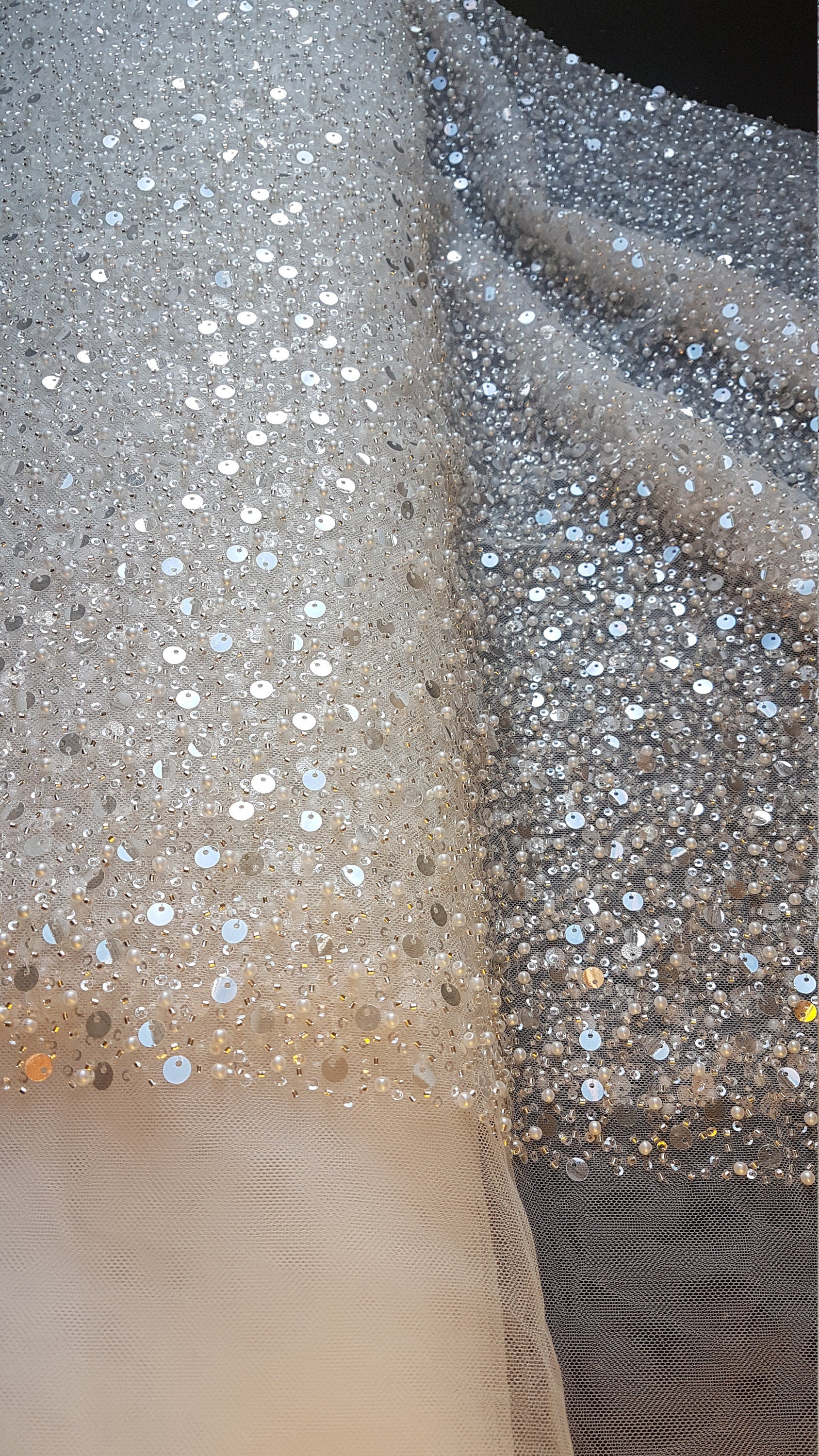 Umwerfende Brautspitze mit Perlen und großen Pailletten, Spitzenstoff, stoffe meterware, in weiss, rose, rosegold, hellblau und schwarz
