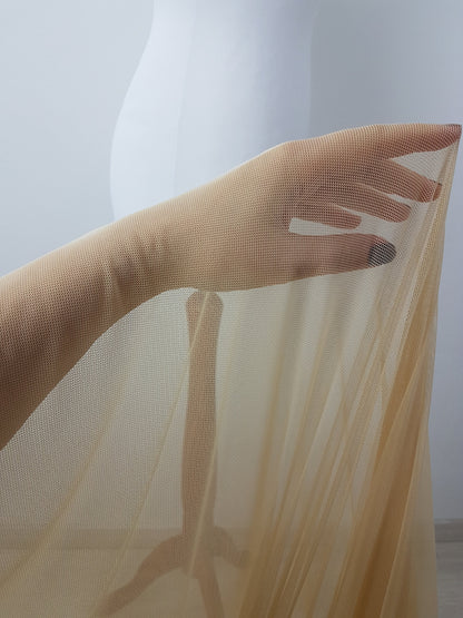 Elastischer Mesh Stoff in Hautfarbe oder Weiß, 4-Wege-Stretch für Mesheinsätze an Kleidern, Abendkleidern oder Tanzkostümen