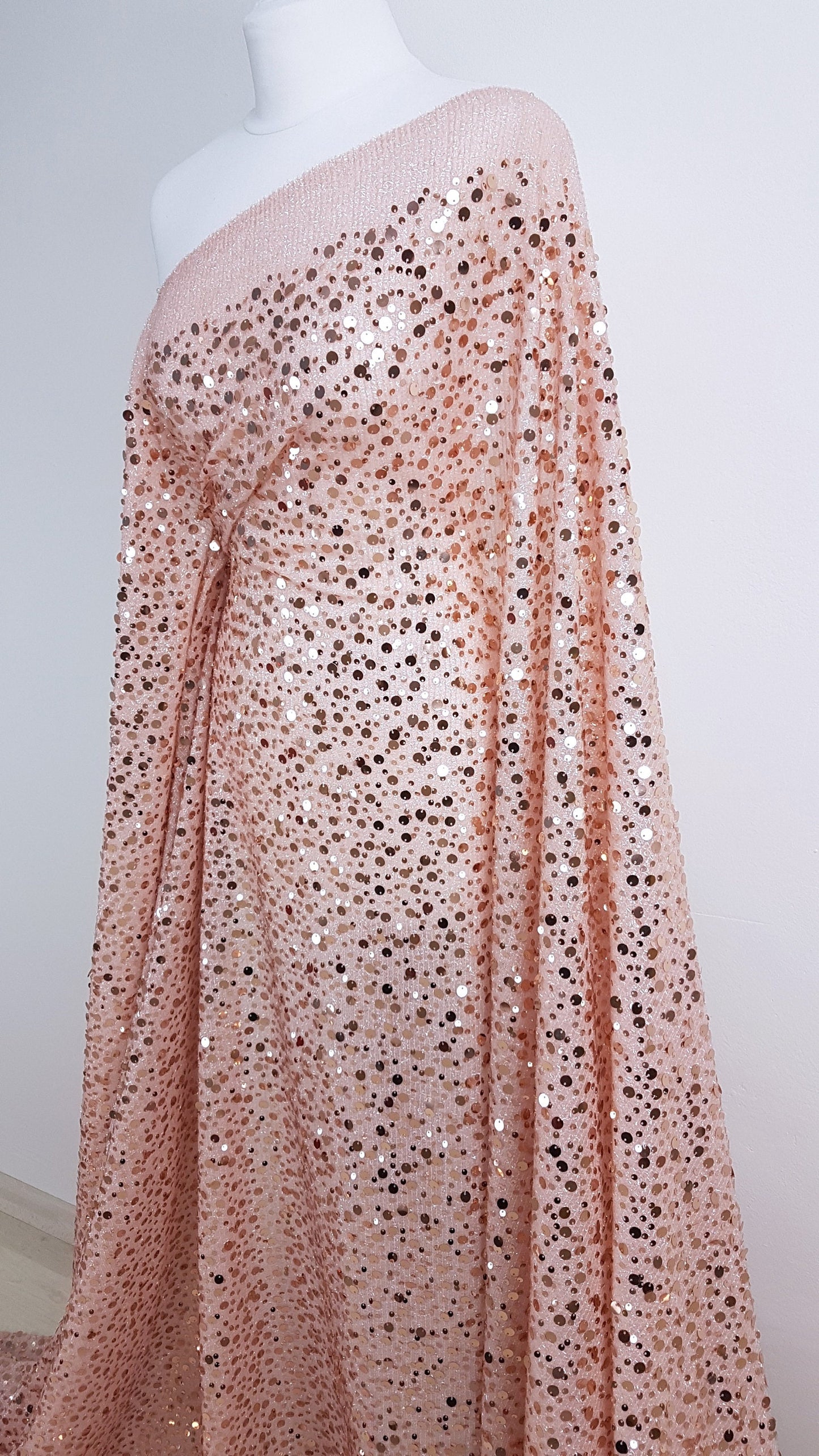 rosé mesh fabric with shiny sequins in roségold, slightly stretchy, knit fabric for dresses, tops, trousers or jumpsutis LL-1304