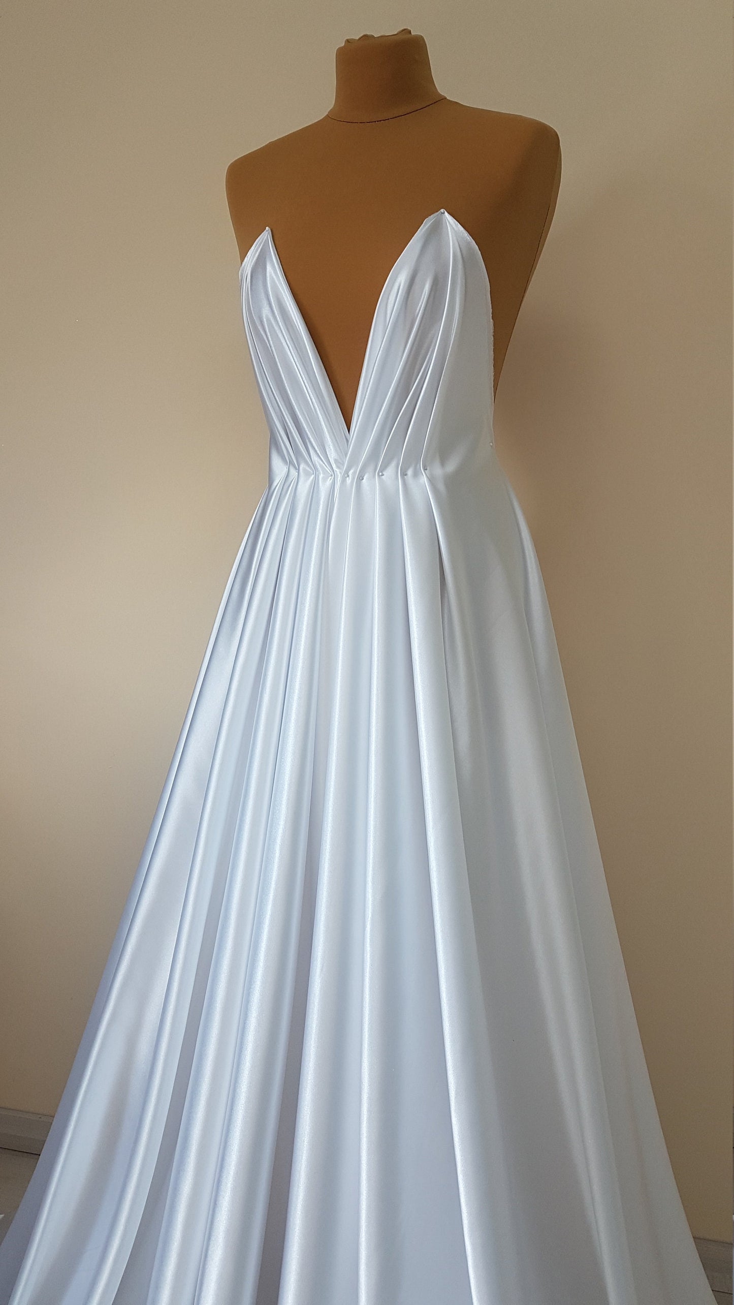 Schöner Satinstoff in Farbe weiß oder ivory, Satin in mehreren Farben, für Brautkleider oder Abendkleider, Meterstoff