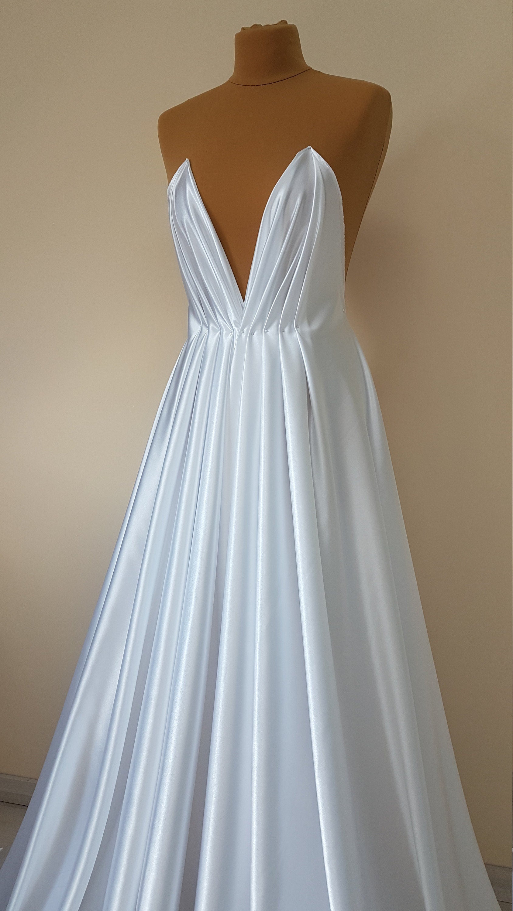 Schöner Satinstoff in Farbe weiß oder ivory, Satin in mehreren Farben, für Brautkleider oder Abendkleider, Meterstoff