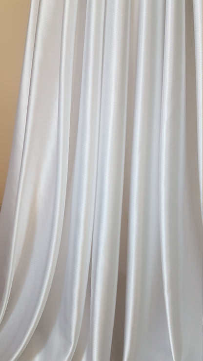 Schöner Satinstoff in Farbe weiß oder ivory, Satin in mehreren Farben, für Brautkleider oder Abendkleider, Meterstoff