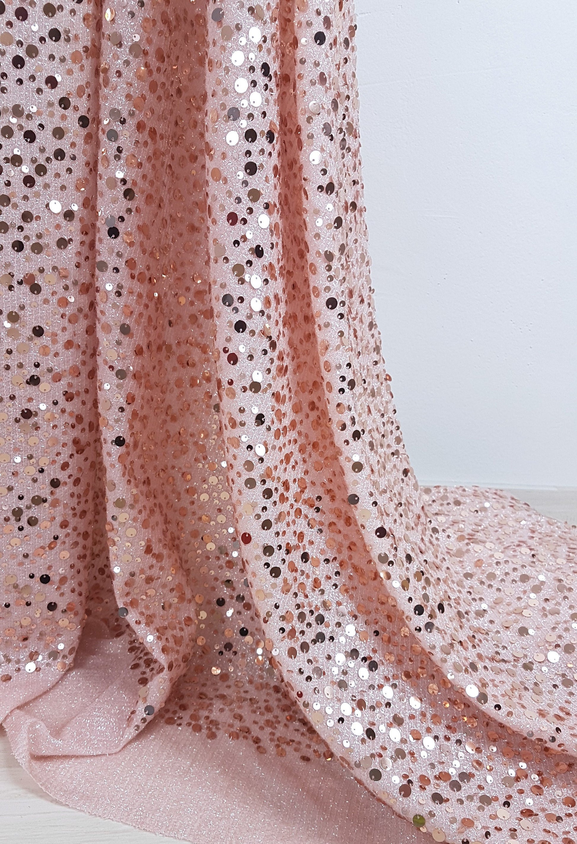 rosé mesh fabric with shiny sequins in roségold, slightly stretchy, knit fabric for dresses, tops, trousers or jumpsutis LL-1304