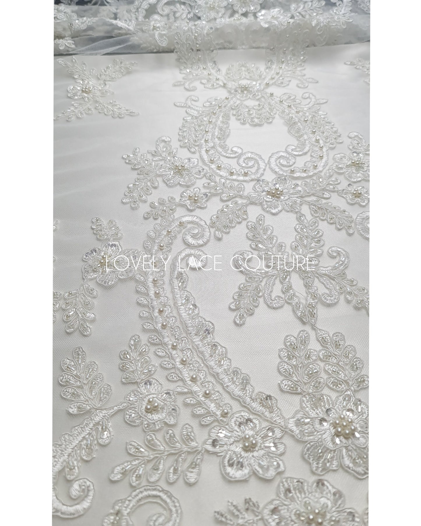 Wunderschöner Braut Spitzenstoff in weißer Farbe, Hochzeitsspitze Stoff mit Blumen und Ornamenten, Stickmuster Spitzenstoff LL-1131
