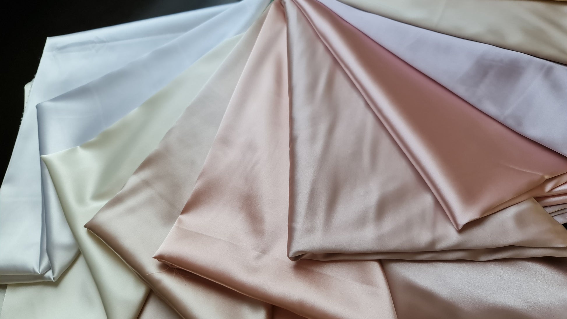 Schöner Satinstoff in Farbe weiß oder ivory, Satin in mehreren Farben, für Brautkleider oder Abendkleider, Meterstoff