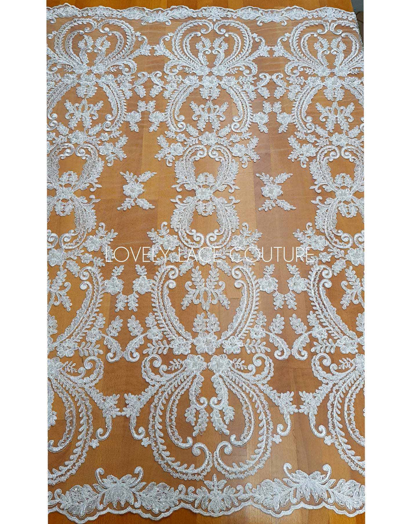 Wunderschöner Braut Spitzenstoff in weißer Farbe, Hochzeitsspitze Stoff mit Blumen und Ornamenten, Stickmuster Spitzenstoff LL-1131