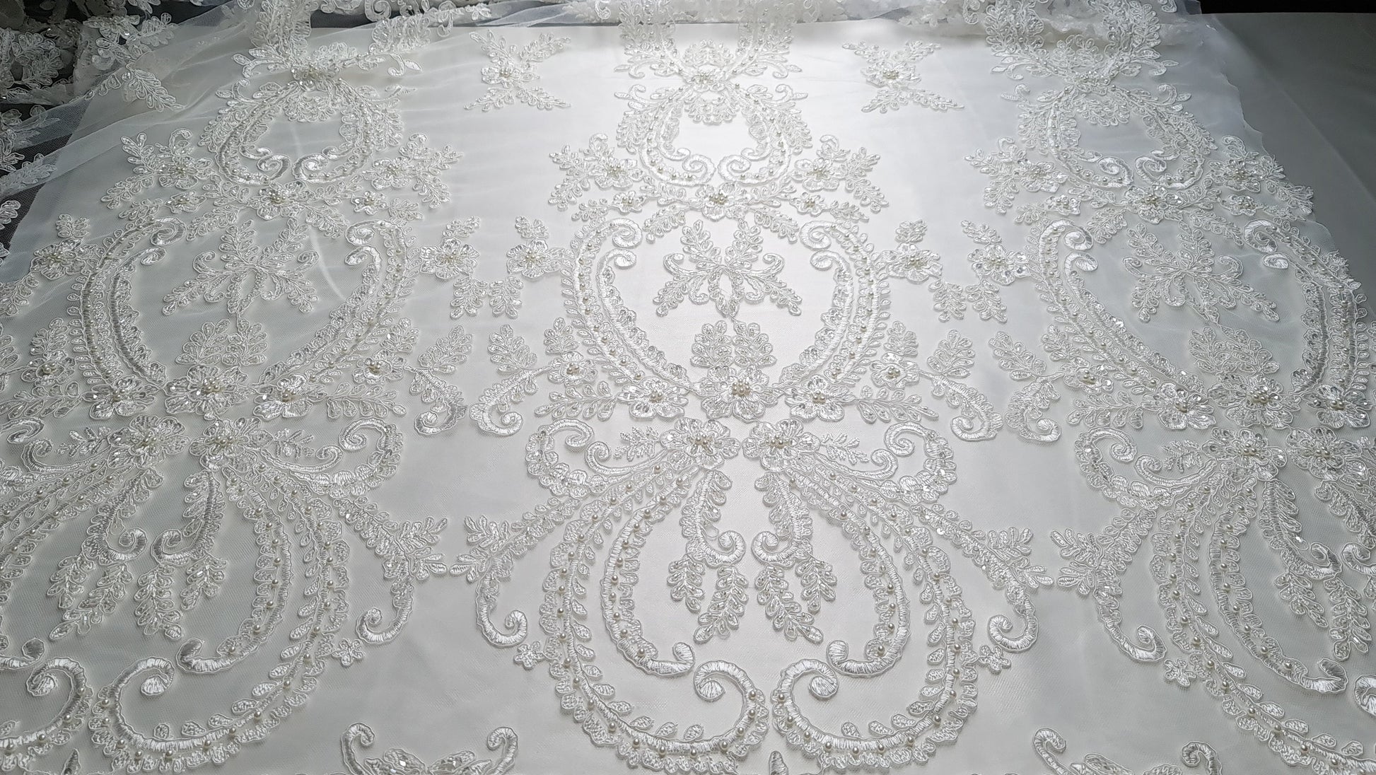 Wunderschöner Braut Spitzenstoff in weißer Farbe, Hochzeitsspitze Stoff mit Blumen und Ornamenten, Stickmuster Spitzenstoff LL-1131