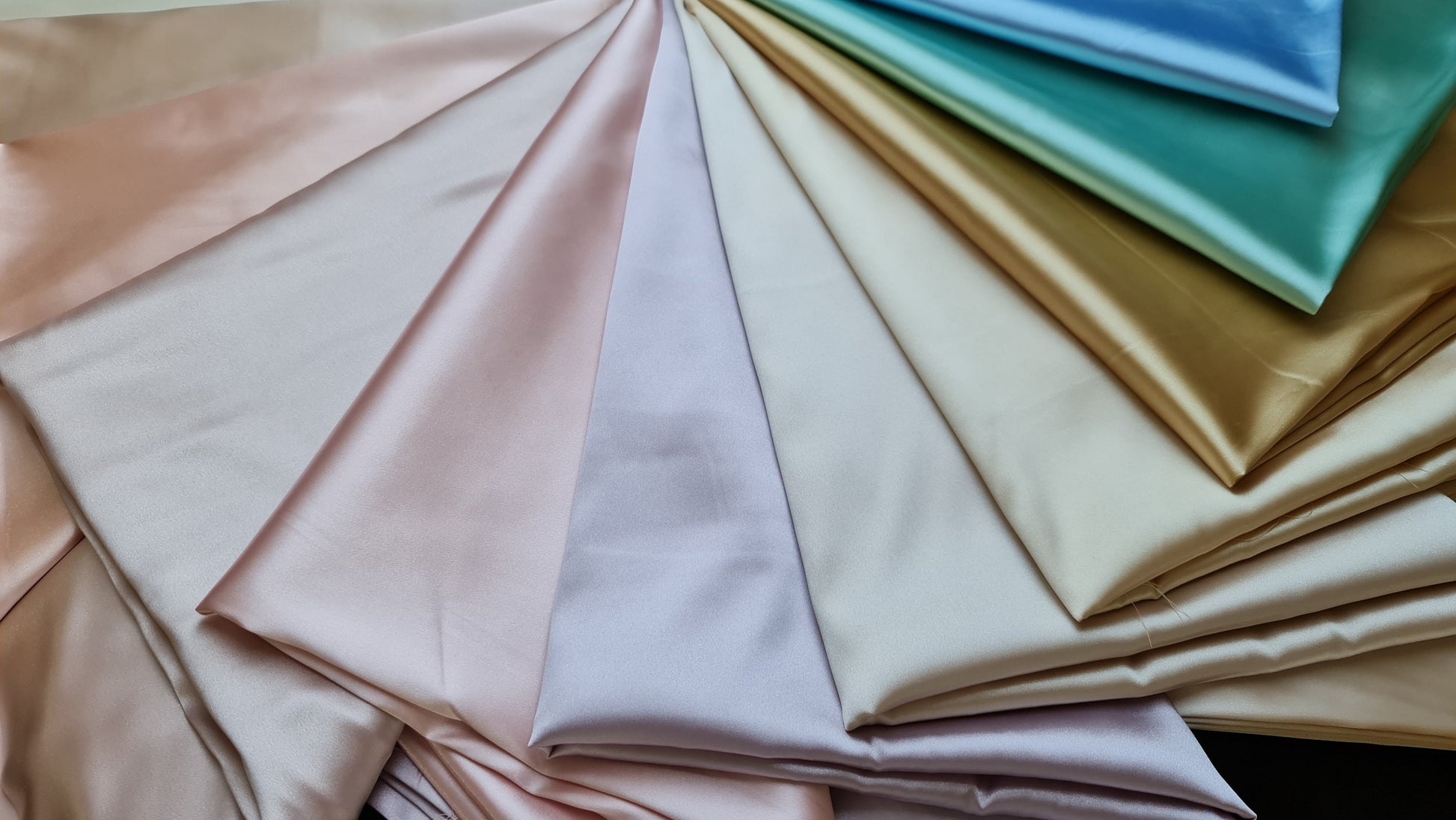 Schöner Satinstoff in Farbe weiß oder ivory, Satin in mehreren Farben, für Brautkleider oder Abendkleider, Meterstoff