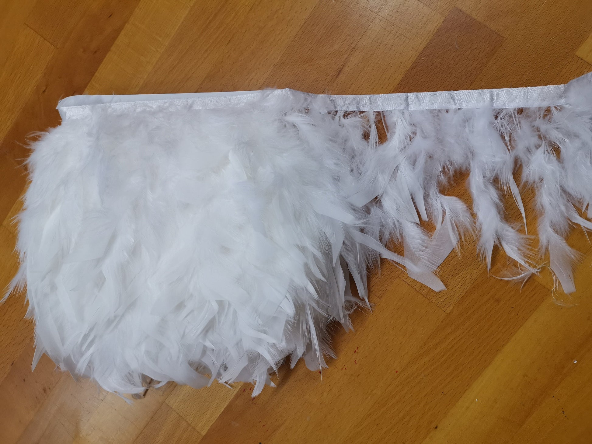 Weiche und fluffige Federn, Federbordüre, Federborte, Federband in mehreren Farben, hohe Qualität
