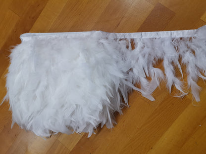 Weiche und fluffige Federn, Federbordüre, Federborte, Federband in mehreren Farben, hohe Qualität