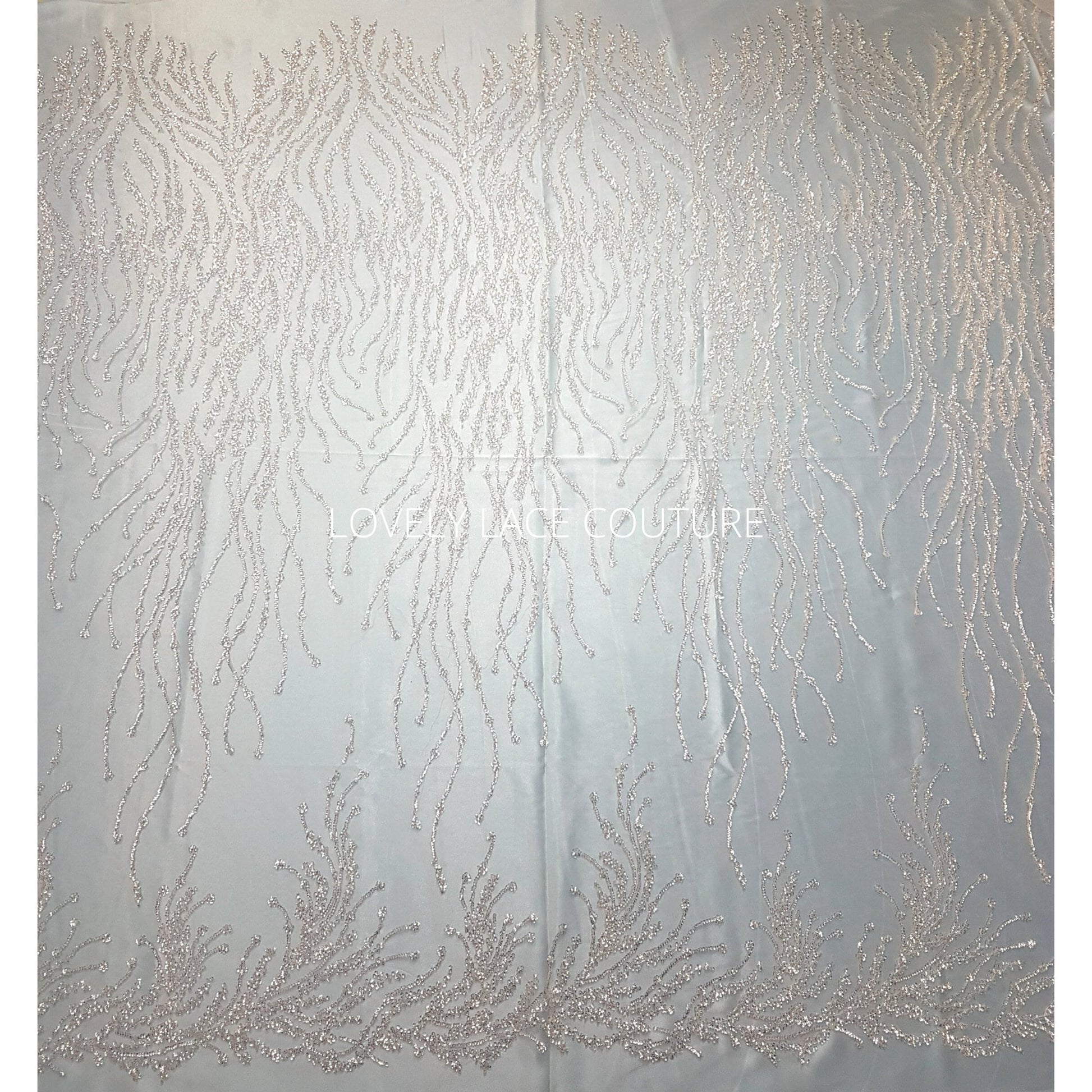 Schöne funkelnde Brautspitze in weiß mit silbernen Stiftperlen und transparenten Pailletten, Hochzeitspitze, glänzende Spitze LL-1450