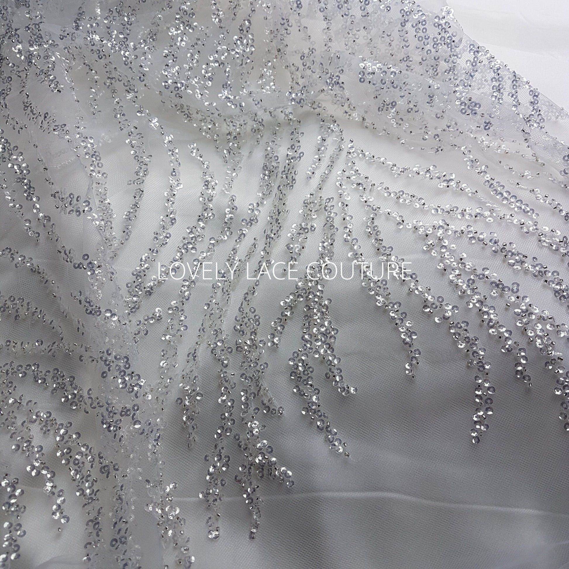 Schöne funkelnde Brautspitze in weiß mit silbernen Stiftperlen und transparenten Pailletten, Hochzeitspitze, glänzende Spitze LL-1450
