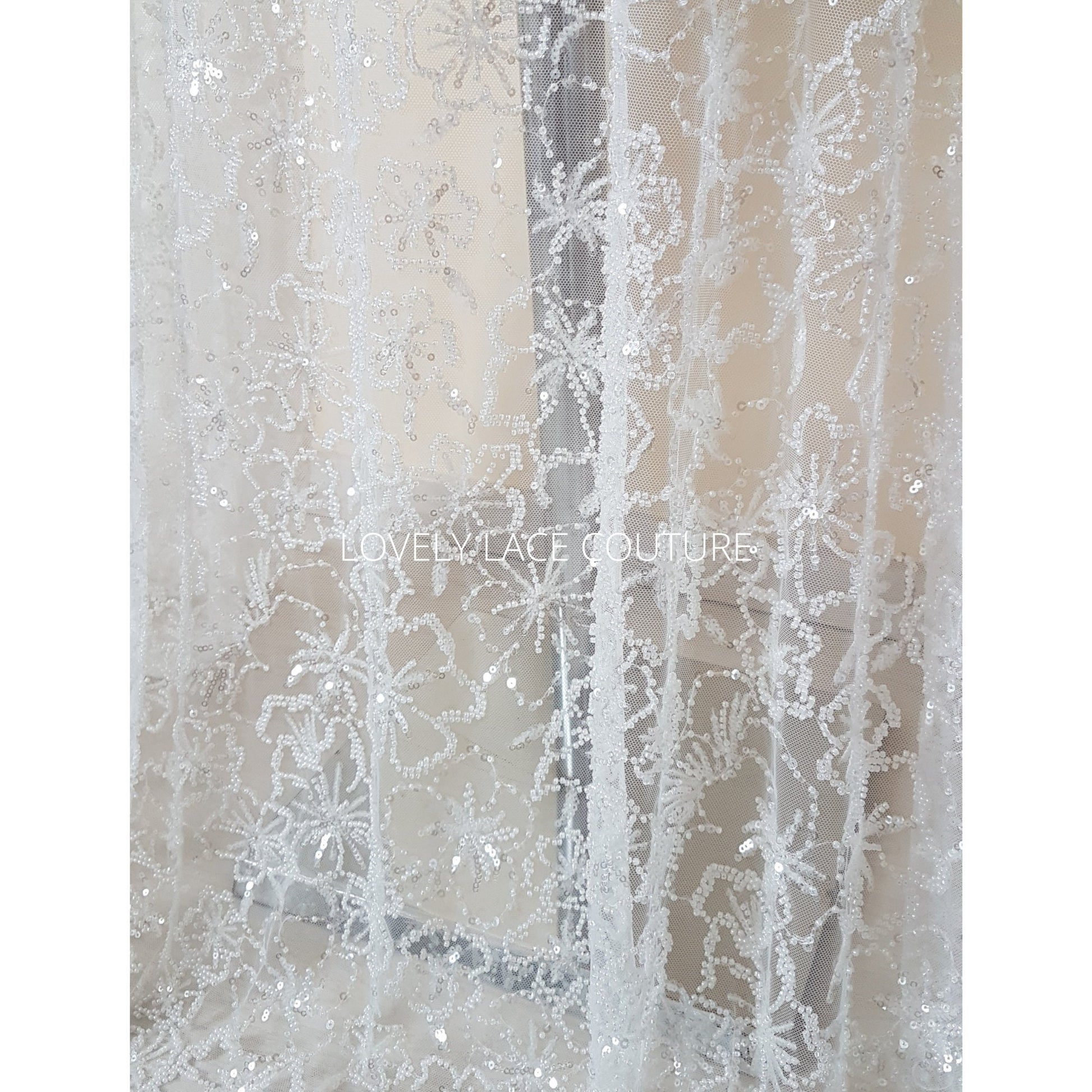 Weiße florale Brautspitze mit Perlen und Pailletten, Couture Spitze, moderne Braut und Hochzeitspitze LL-1475