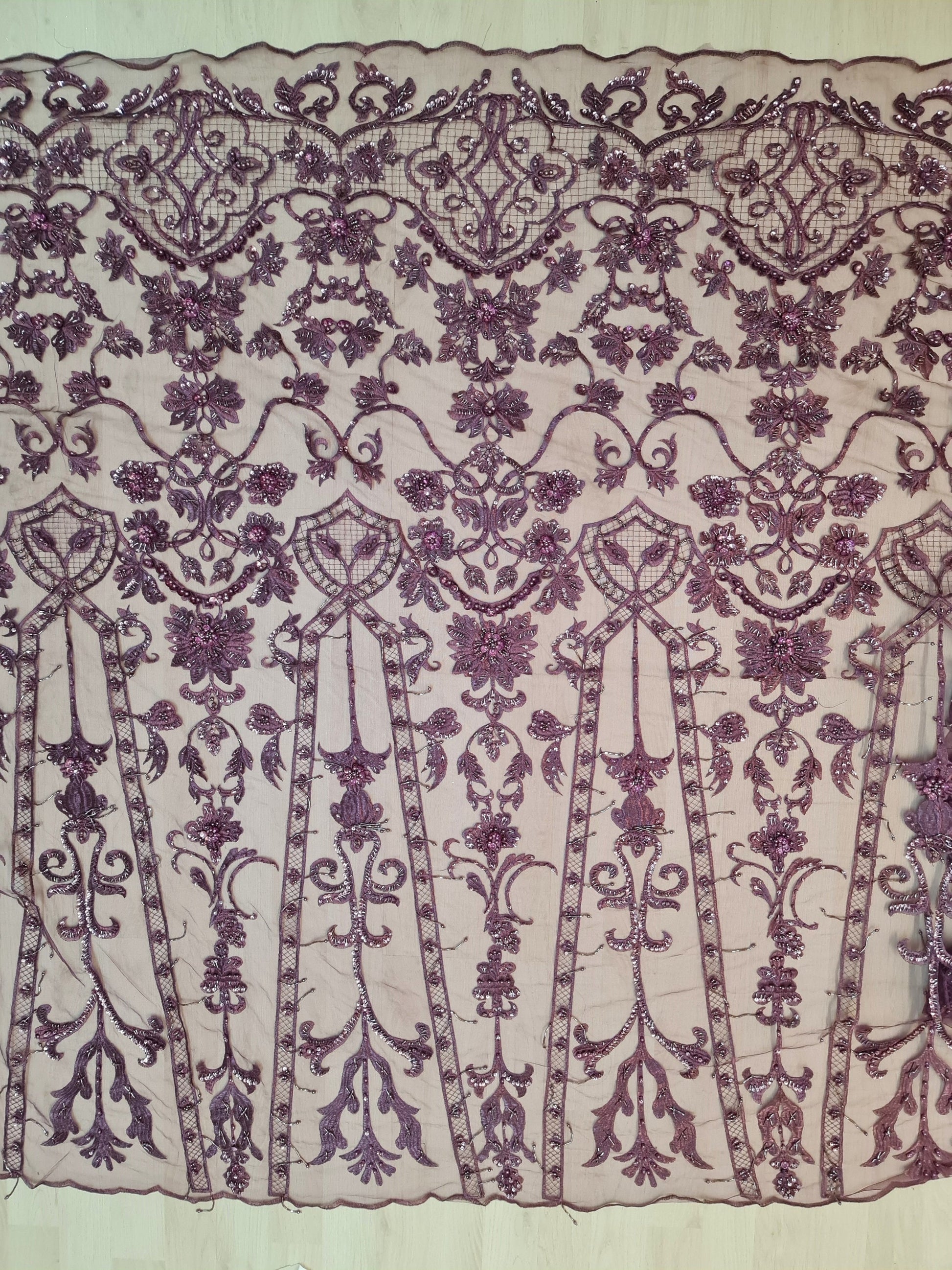 handgefädelter Spitzenstoff mit geometrischem Blumenmuster in lila Farbe LL-1302