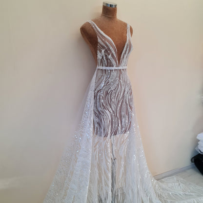 NahaufnahmeSpitzenstoff mit Wellen als Kleid mit schmalen Trägern drappiert