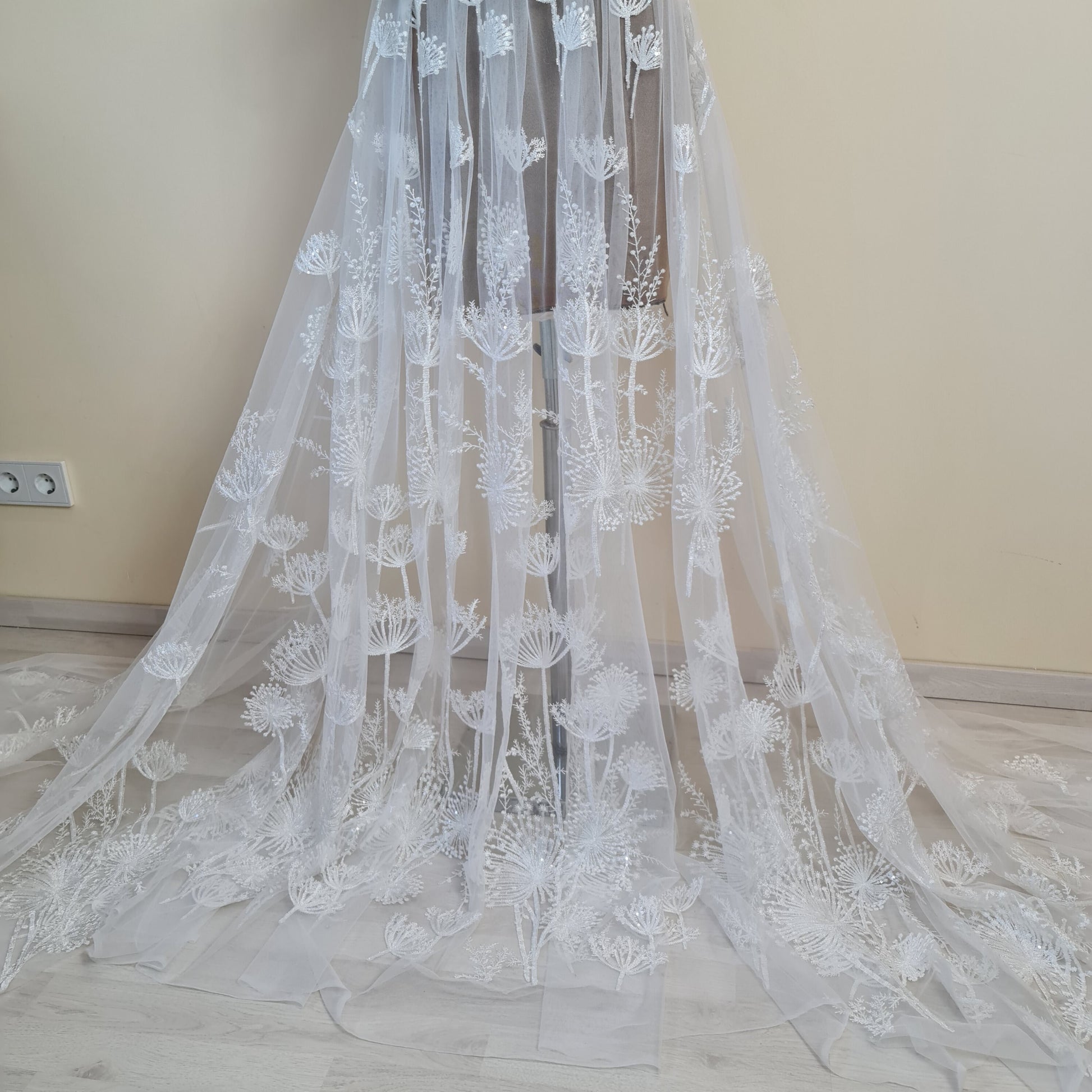 LL-1491 Beautiful lace fabric with dandelion design, lace per metre, wedding dress lace fabric in off-white color