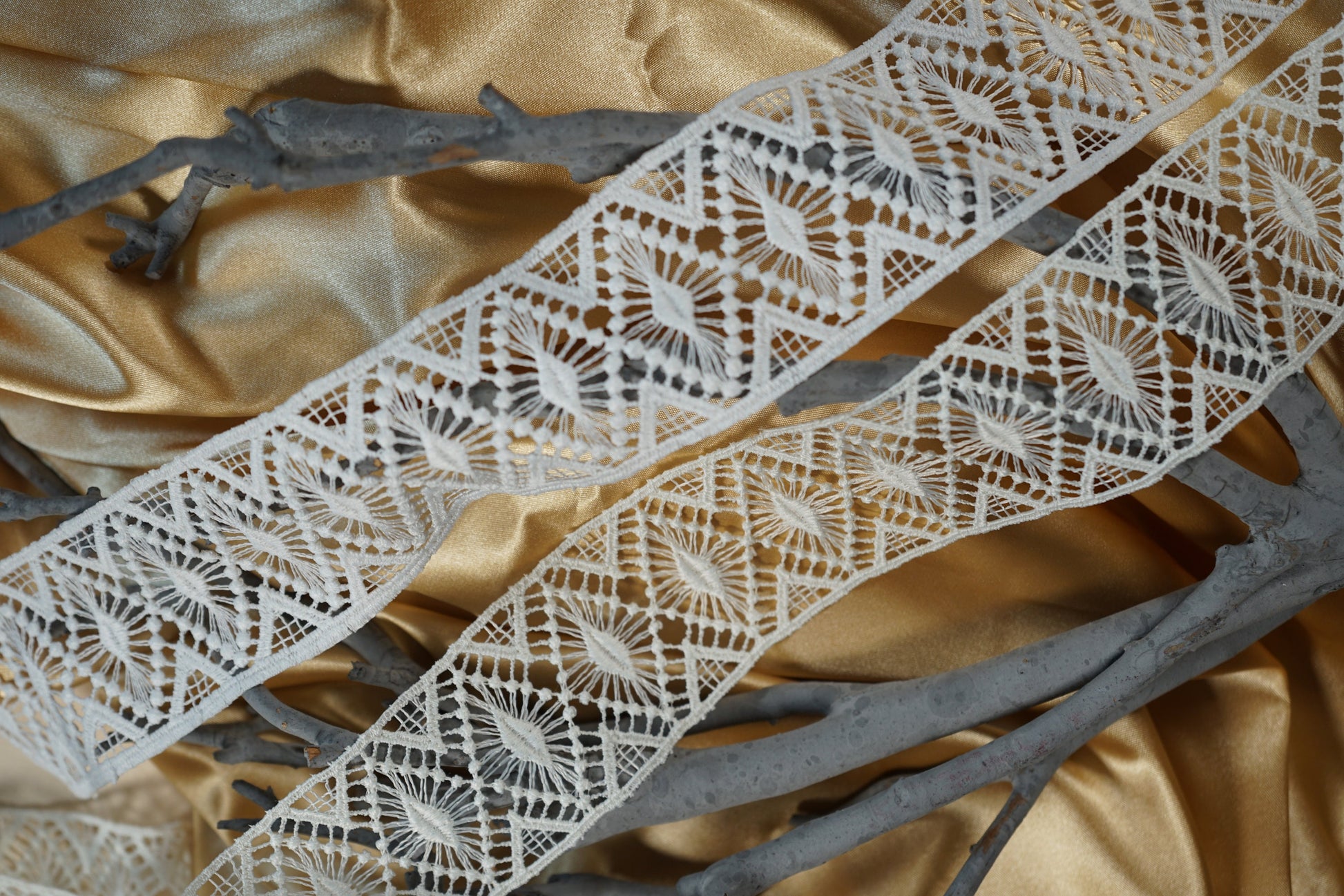 Guipure lace ribbon in white LL-1540 or ivory LL-1541, bridal lace trim, Ribbon Lace for bridal or wedding dresses, 100cm length, 5,3cm wide