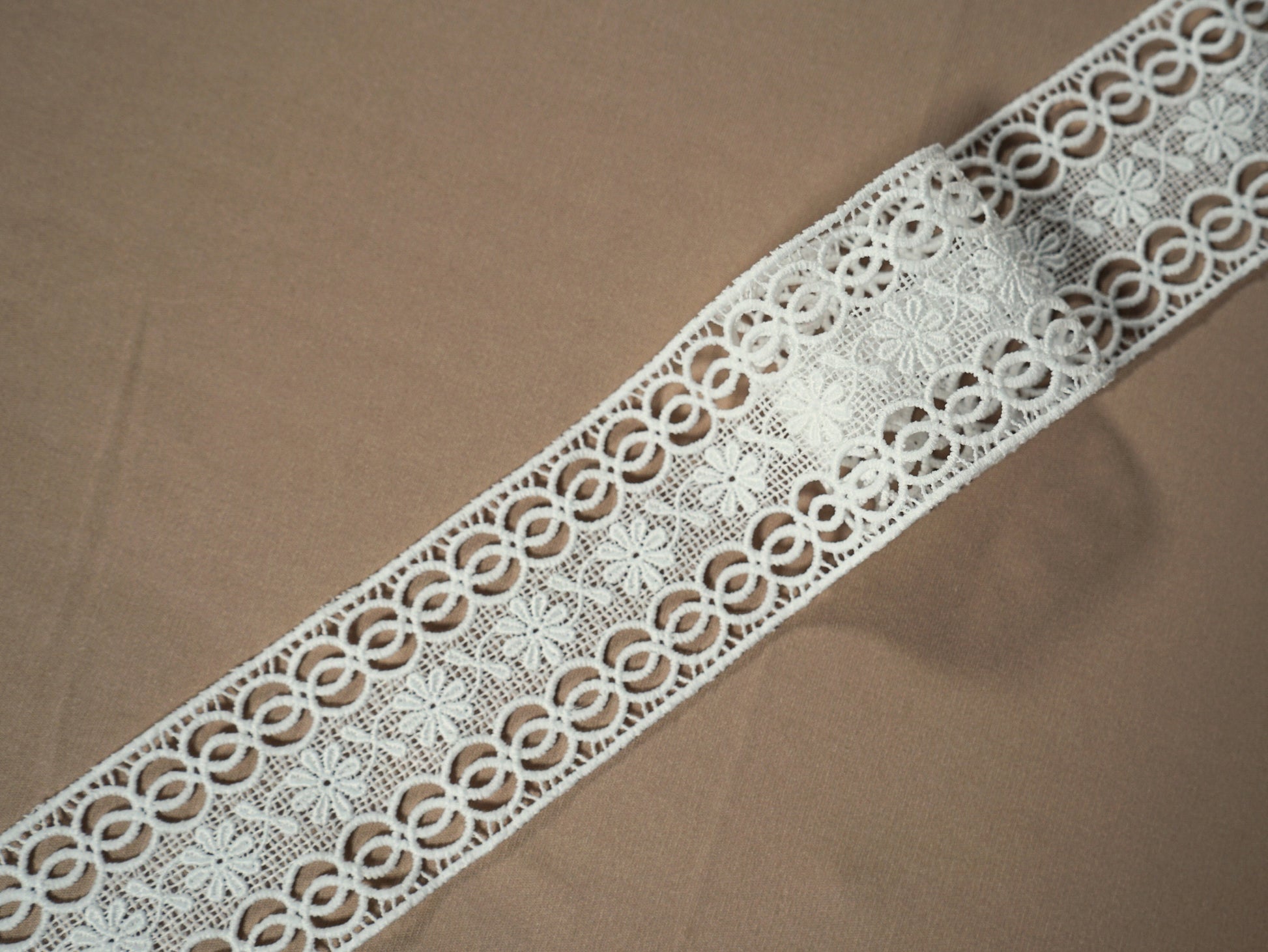 LL-1544, Guipure lace ribbon in off-white, bridal lace trim, Ribbon Lace for bridal or wedding dresses, 100cm length, 6cm wide