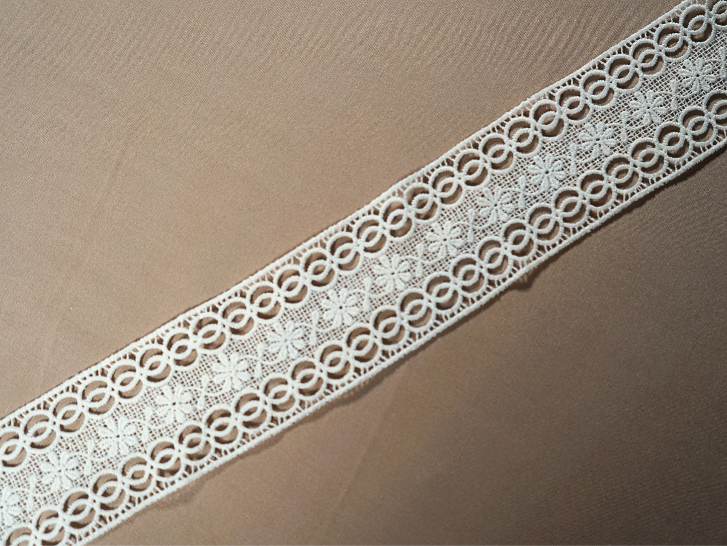 LL-1544, Guipure lace ribbon in off-white, bridal lace trim, Ribbon Lace for bridal or wedding dresses, 100cm length, 6cm wide