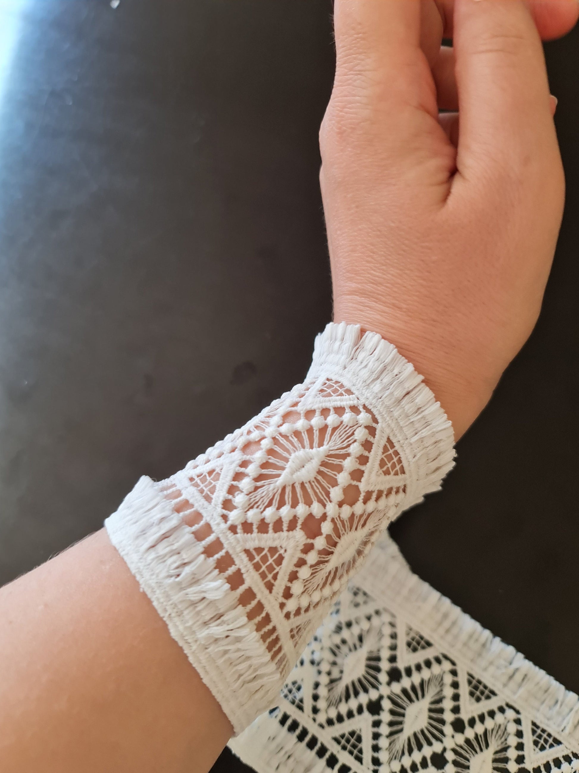 LL-1545, Guipure bridal lace ribbon in off-white with geometrical pattern and fringes, bridal lace trim, boho style, 100cm length, 9cm wide