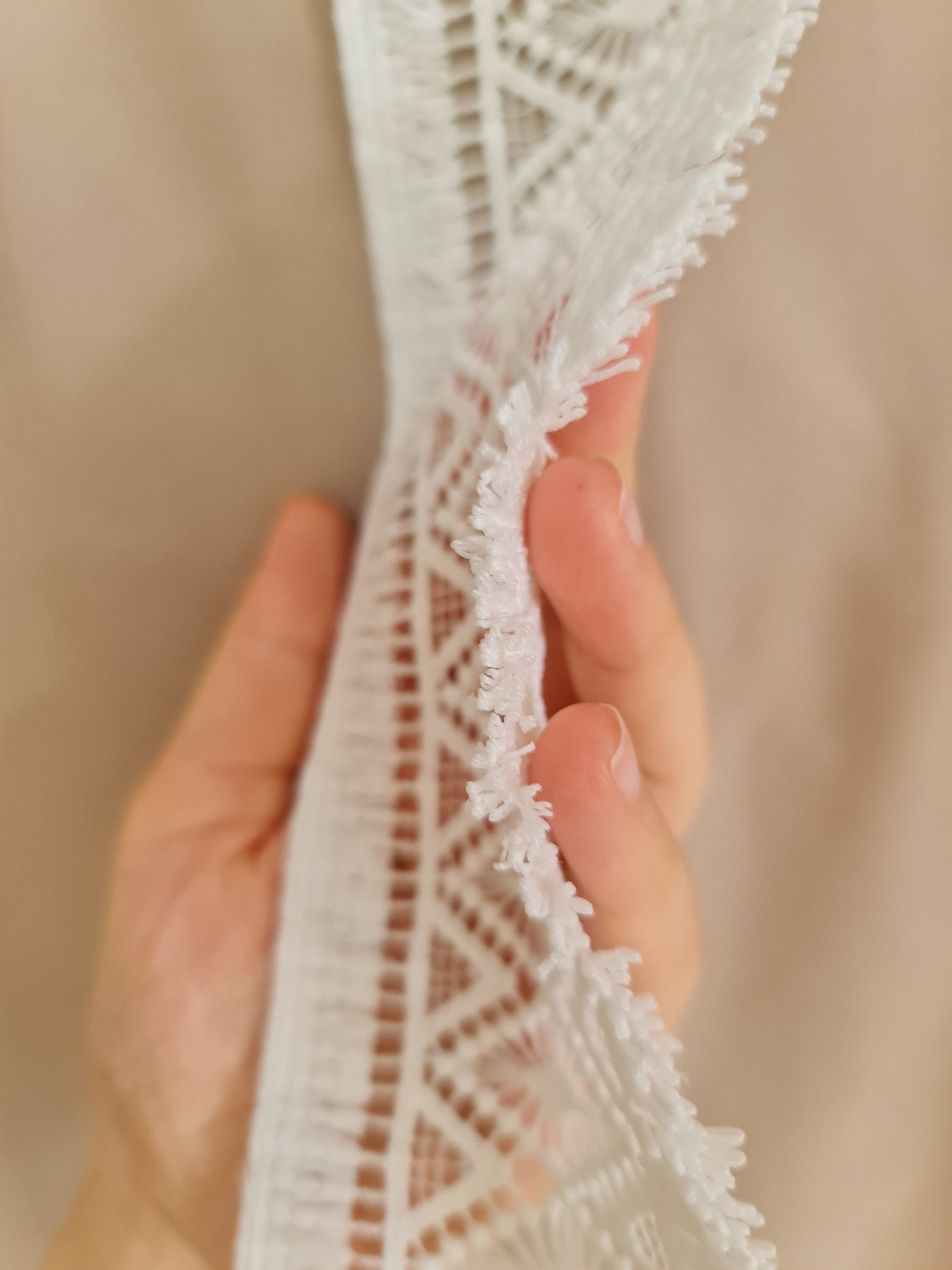 LL-1545, Guipure bridal lace ribbon in off-white with geometrical pattern and fringes, bridal lace trim, boho style, 100cm length, 9cm wide